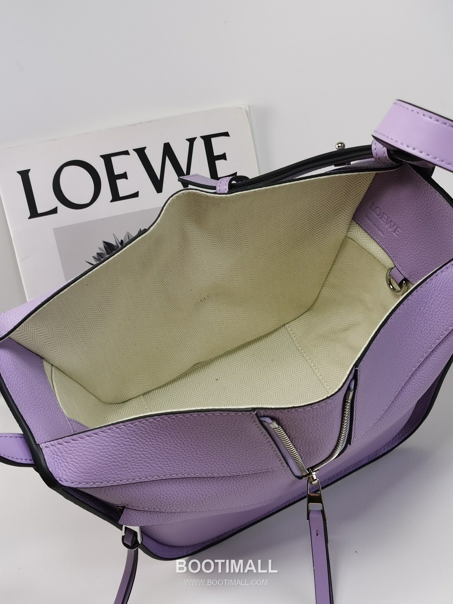 Loewe Hammock Compact Grained Calfskin Leather Shoulder Bag 8047 로에베 해먹 컴팩트 그레인 카프스킨 숄더 크로스백 20cm 8