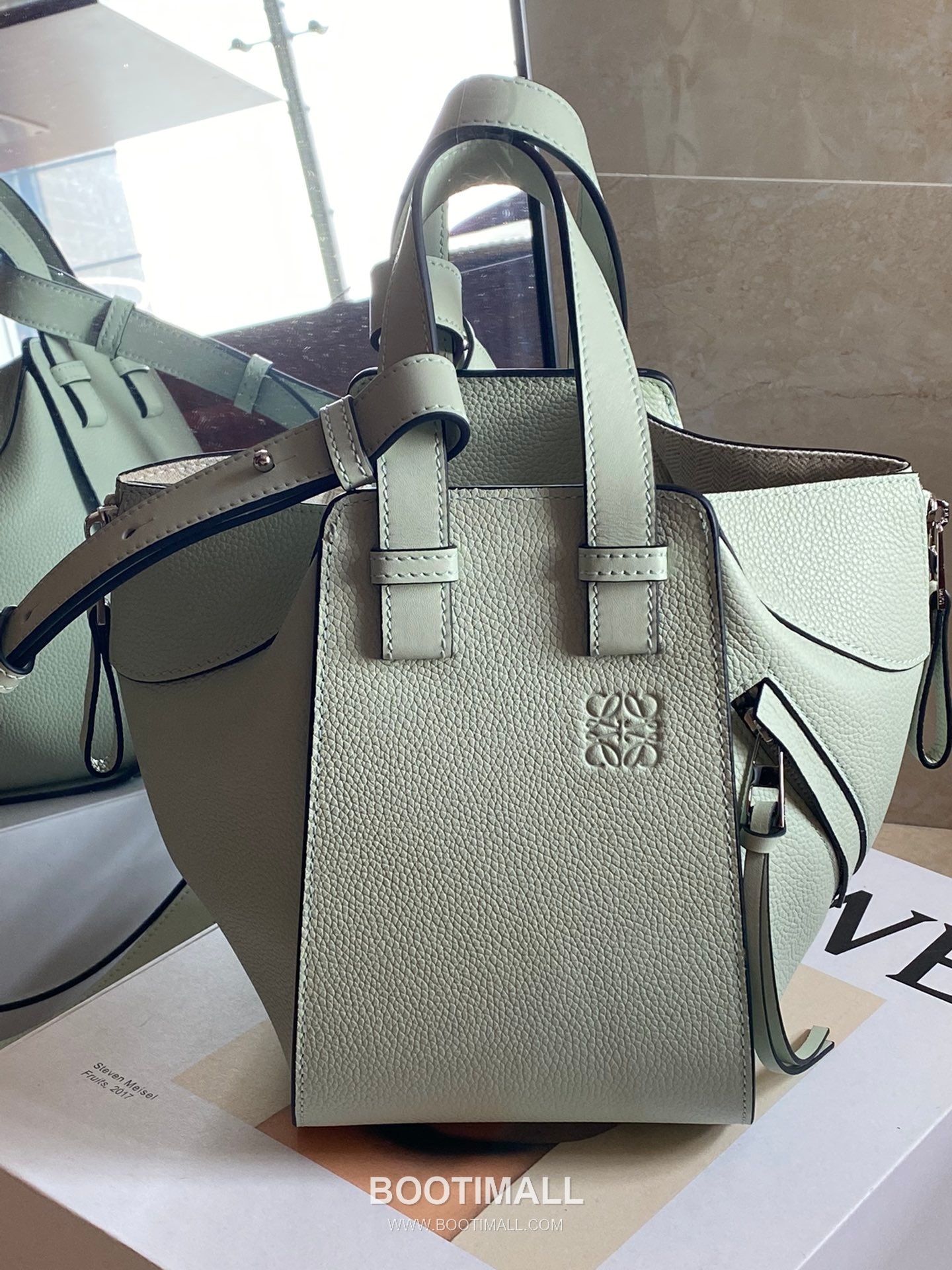Loewe Hammock Compact Grained Calfskin Leather Shoulder Bag 8047 로에베 해먹 컴팩트 그레인 카프스킨 숄더 크로스백 20cm 1