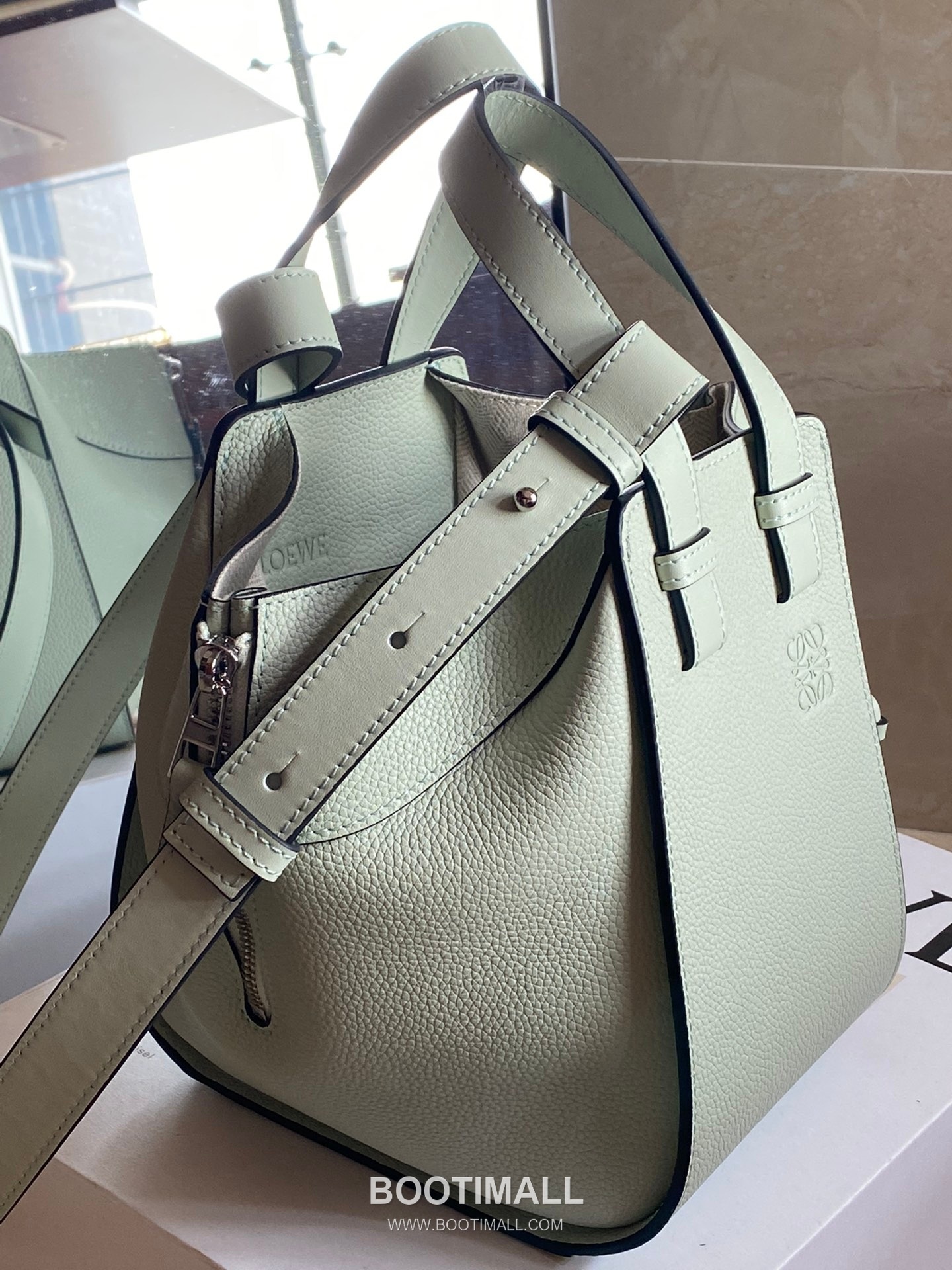Loewe Hammock Compact Grained Calfskin Leather Shoulder Bag 8047 로에베 해먹 컴팩트 그레인 카프스킨 숄더 크로스백 20cm 2