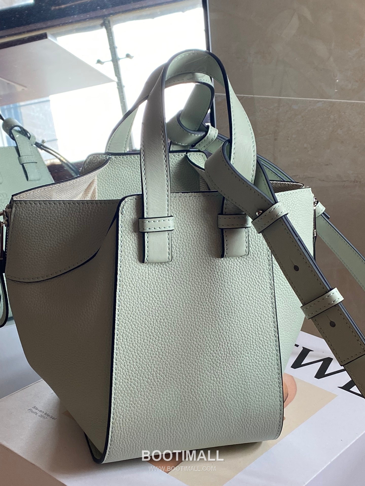Loewe Hammock Compact Grained Calfskin Leather Shoulder Bag 8047 로에베 해먹 컴팩트 그레인 카프스킨 숄더 크로스백 20cm 3