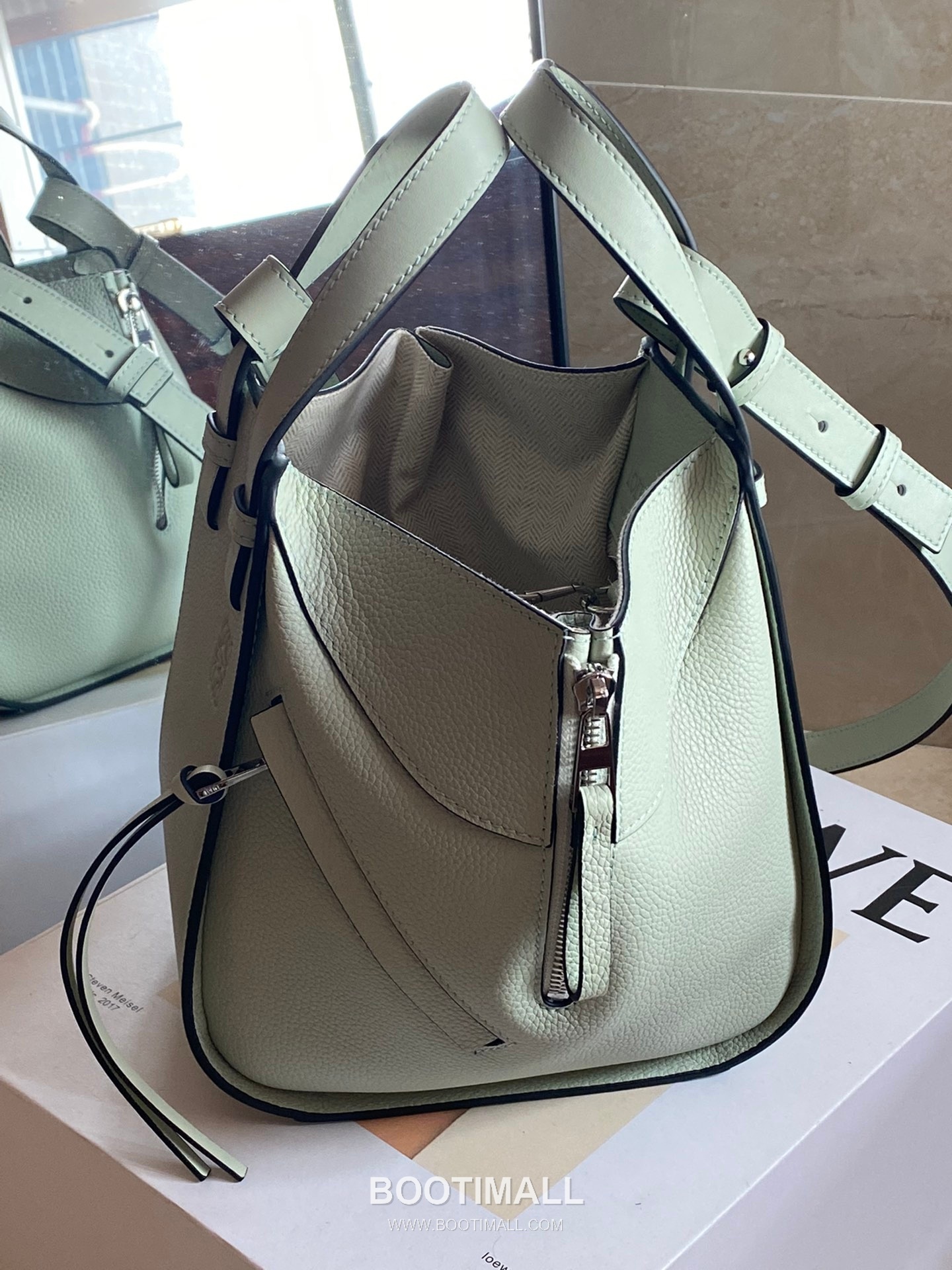 Loewe Hammock Compact Grained Calfskin Leather Shoulder Bag 8047 로에베 해먹 컴팩트 그레인 카프스킨 숄더 크로스백 20cm 4