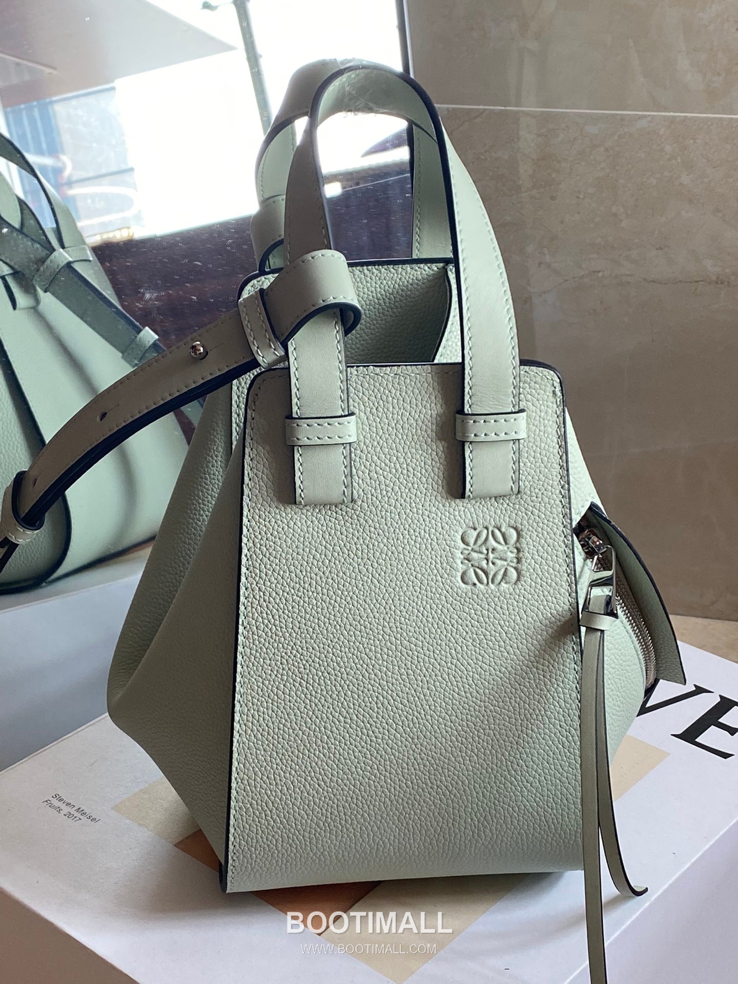 Loewe Hammock Compact Grained Calfskin Leather Shoulder Bag 8047 로에베 해먹 컴팩트 그레인 카프스킨 숄더 크로스백 20cm 5
