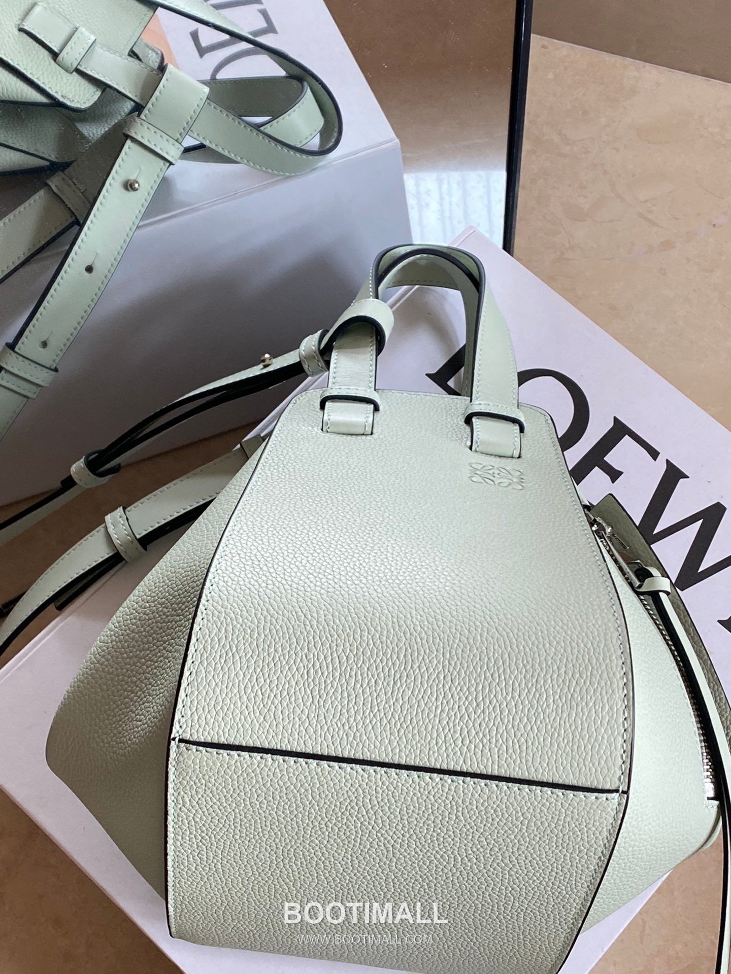 Loewe Hammock Compact Grained Calfskin Leather Shoulder Bag 8047 로에베 해먹 컴팩트 그레인 카프스킨 숄더 크로스백 20cm 6