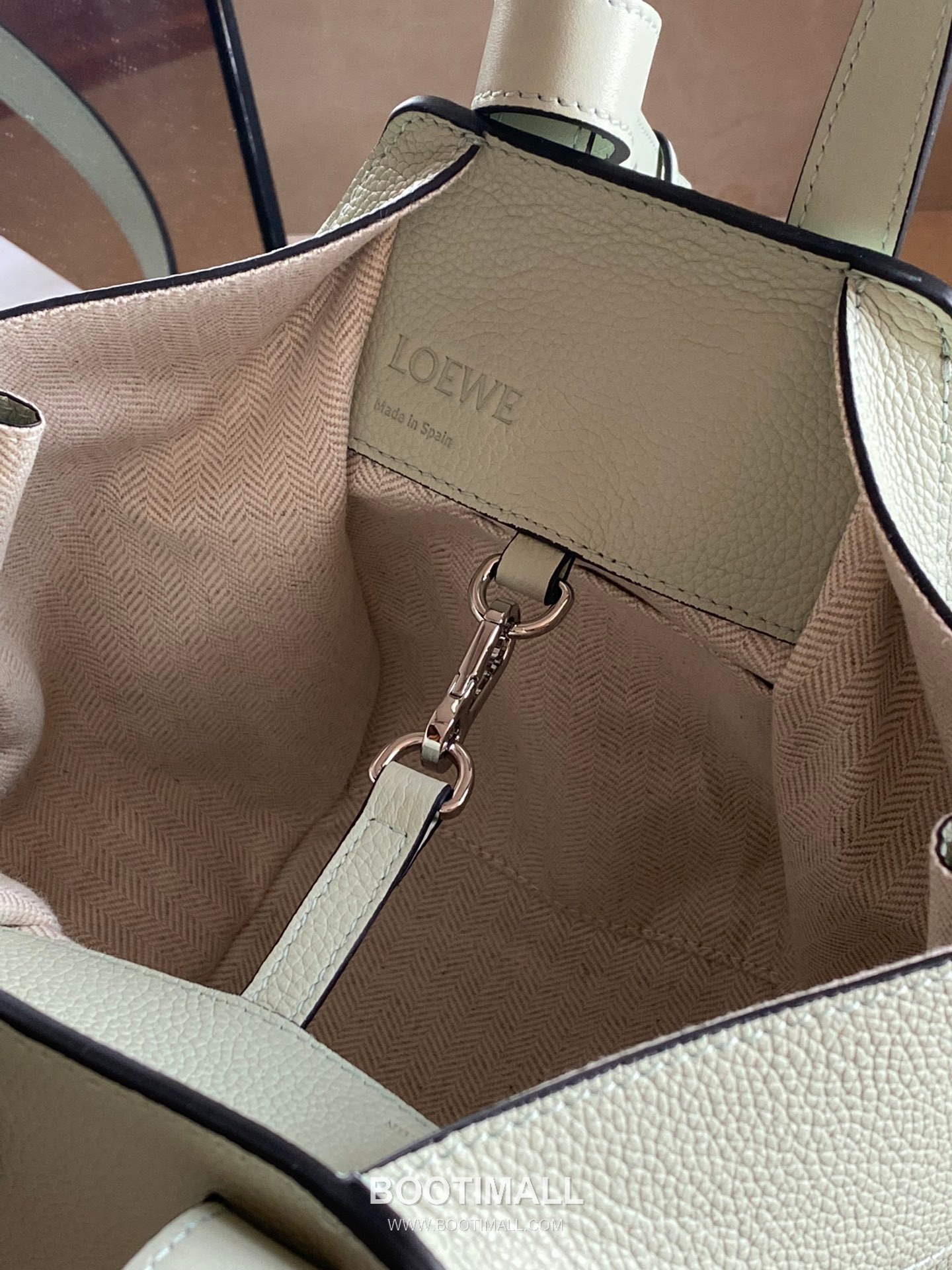 Loewe Hammock Compact Grained Calfskin Leather Shoulder Bag 8047 로에베 해먹 컴팩트 그레인 카프스킨 숄더 크로스백 20cm 7