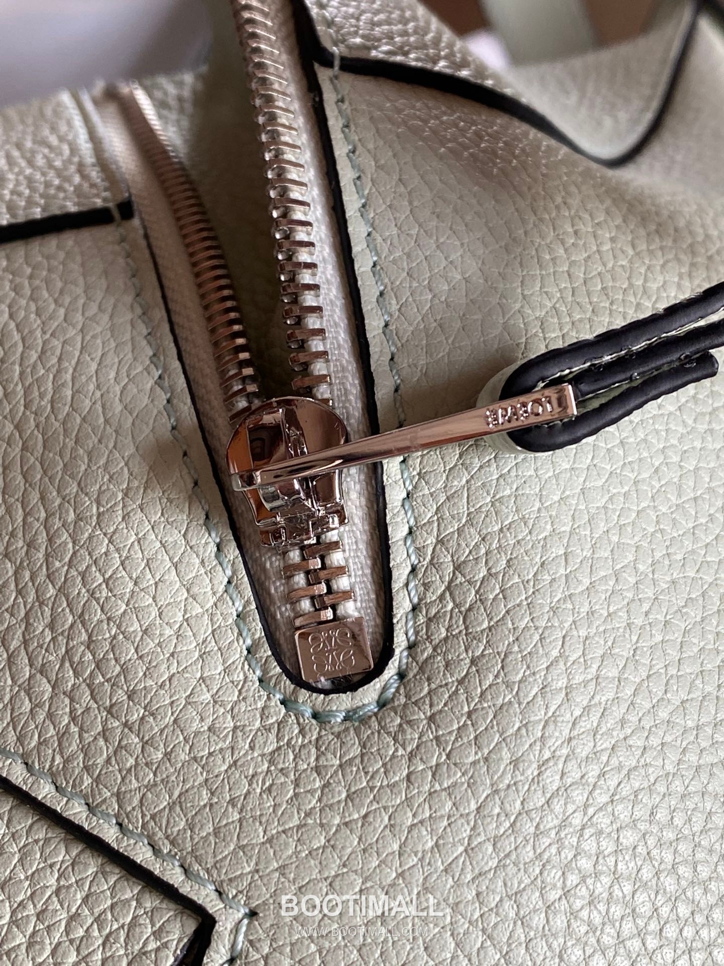 Loewe Hammock Compact Grained Calfskin Leather Shoulder Bag 8047 로에베 해먹 컴팩트 그레인 카프스킨 숄더 크로스백 20cm 8