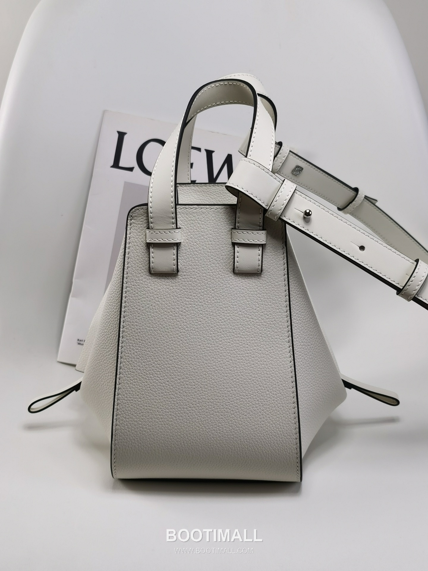 Loewe Hammock Compact Grained Calfskin Leather Shoulder Bag 8047 로에베 해먹 컴팩트 그레인 카프스킨 숄더 크로스백 20cm 3