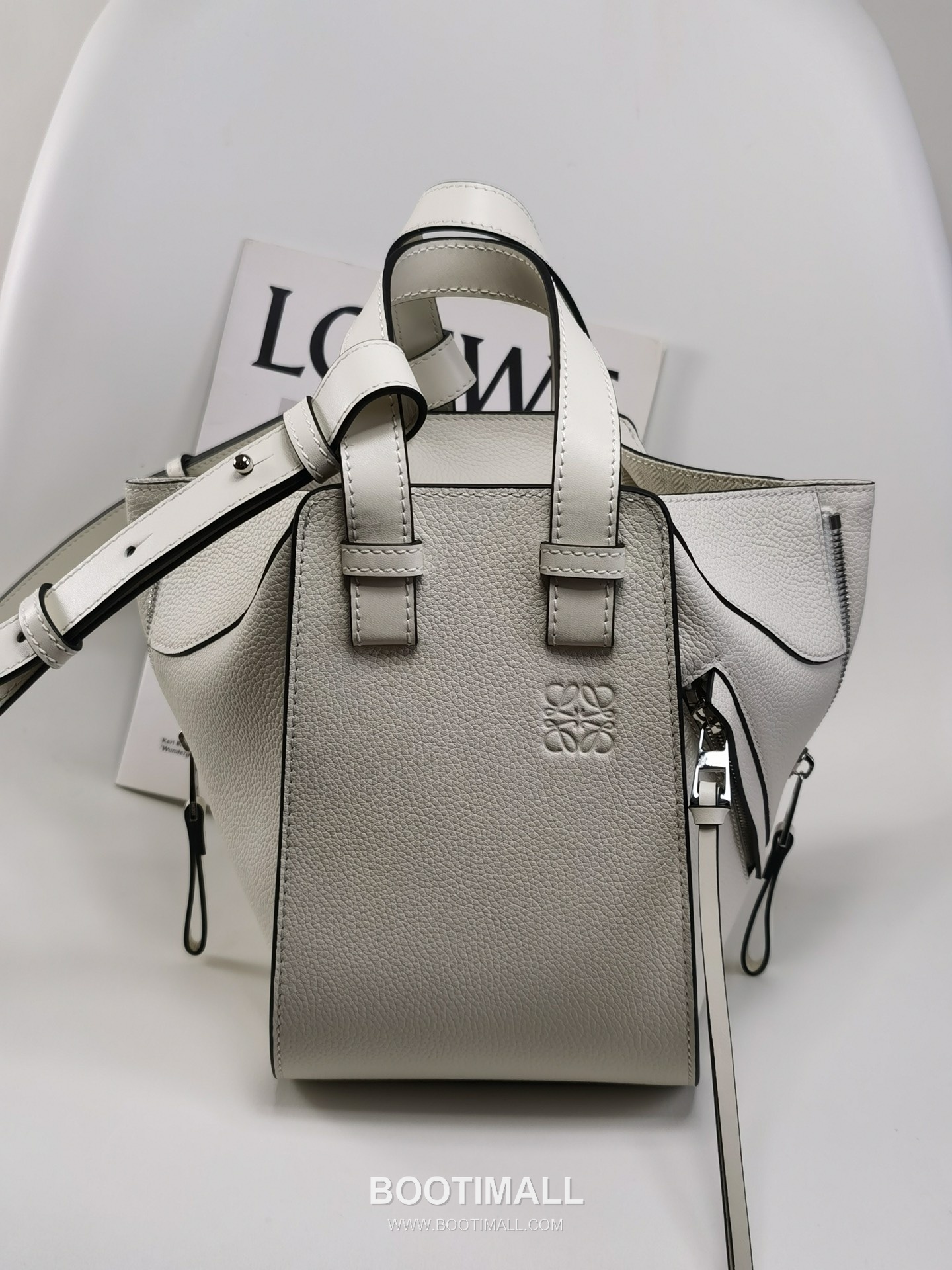 Loewe Hammock Compact Grained Calfskin Leather Shoulder Bag 8047 로에베 해먹 컴팩트 그레인 카프스킨 숄더 크로스백 20cm 4