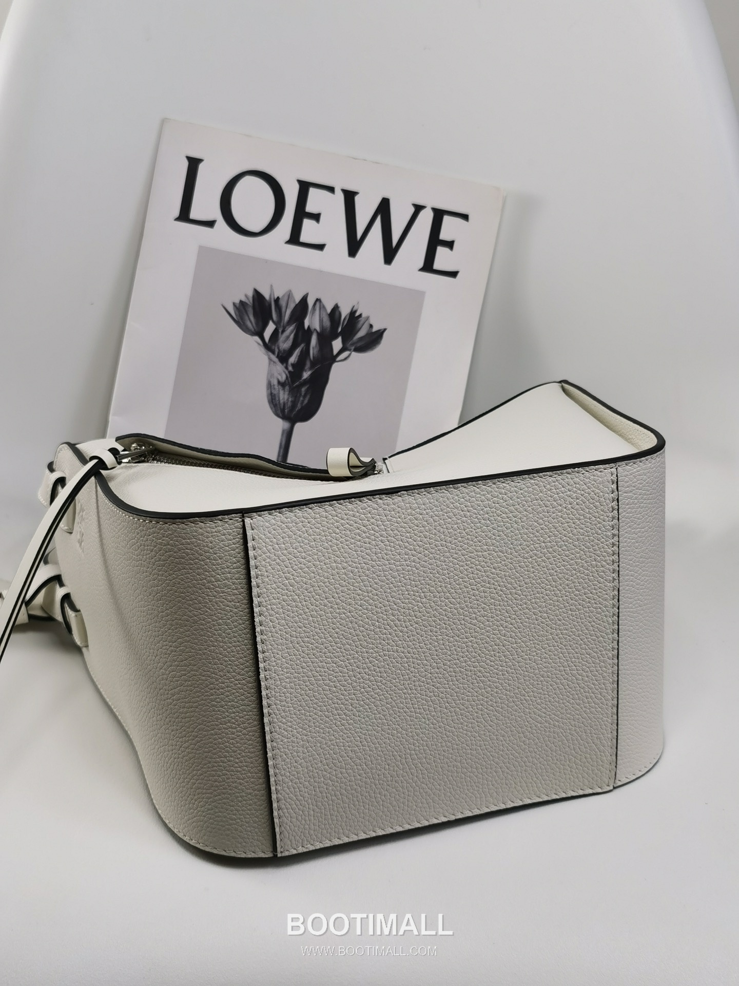 Loewe Hammock Compact Grained Calfskin Leather Shoulder Bag 8047 로에베 해먹 컴팩트 그레인 카프스킨 숄더 크로스백 20cm 7