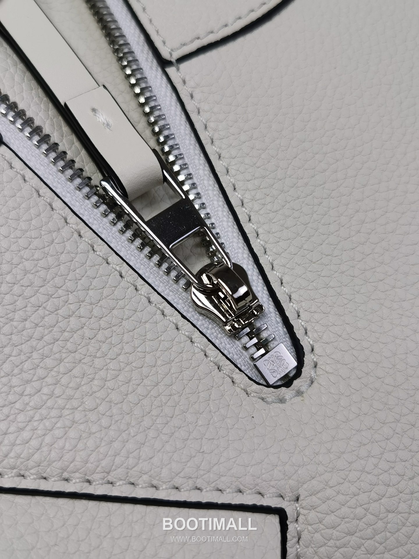 Loewe Hammock Compact Grained Calfskin Leather Shoulder Bag 8047 로에베 해먹 컴팩트 그레인 카프스킨 숄더 크로스백 20cm 8