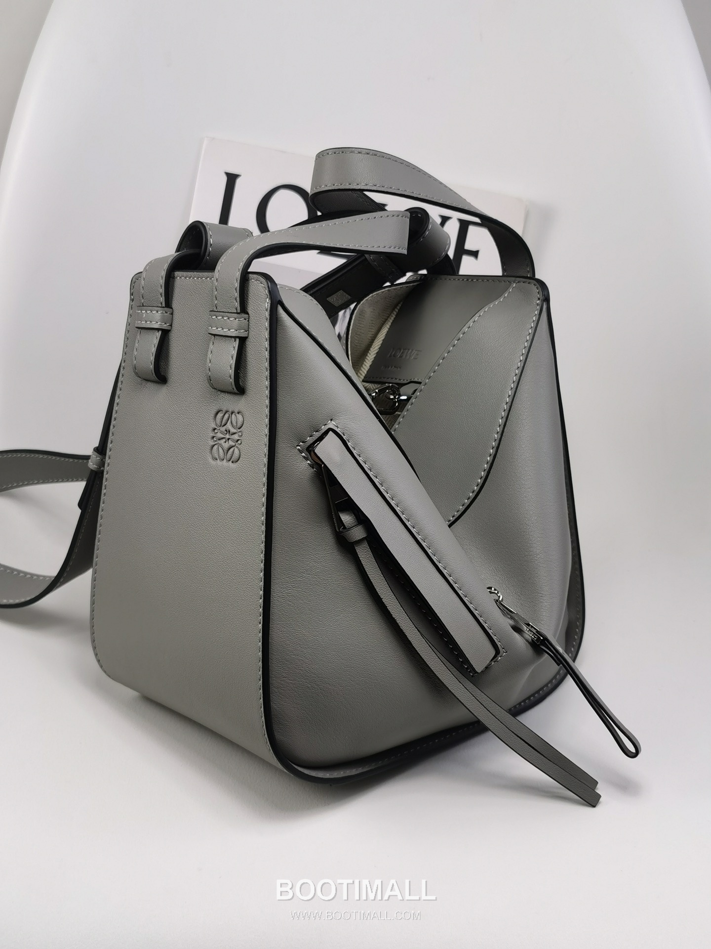 Loewe Hammock Compact Grained Calfskin Leather Shoulder Bag 8047 로에베 해먹 컴팩트 그레인 카프스킨 숄더 크로스백 20cm 2
