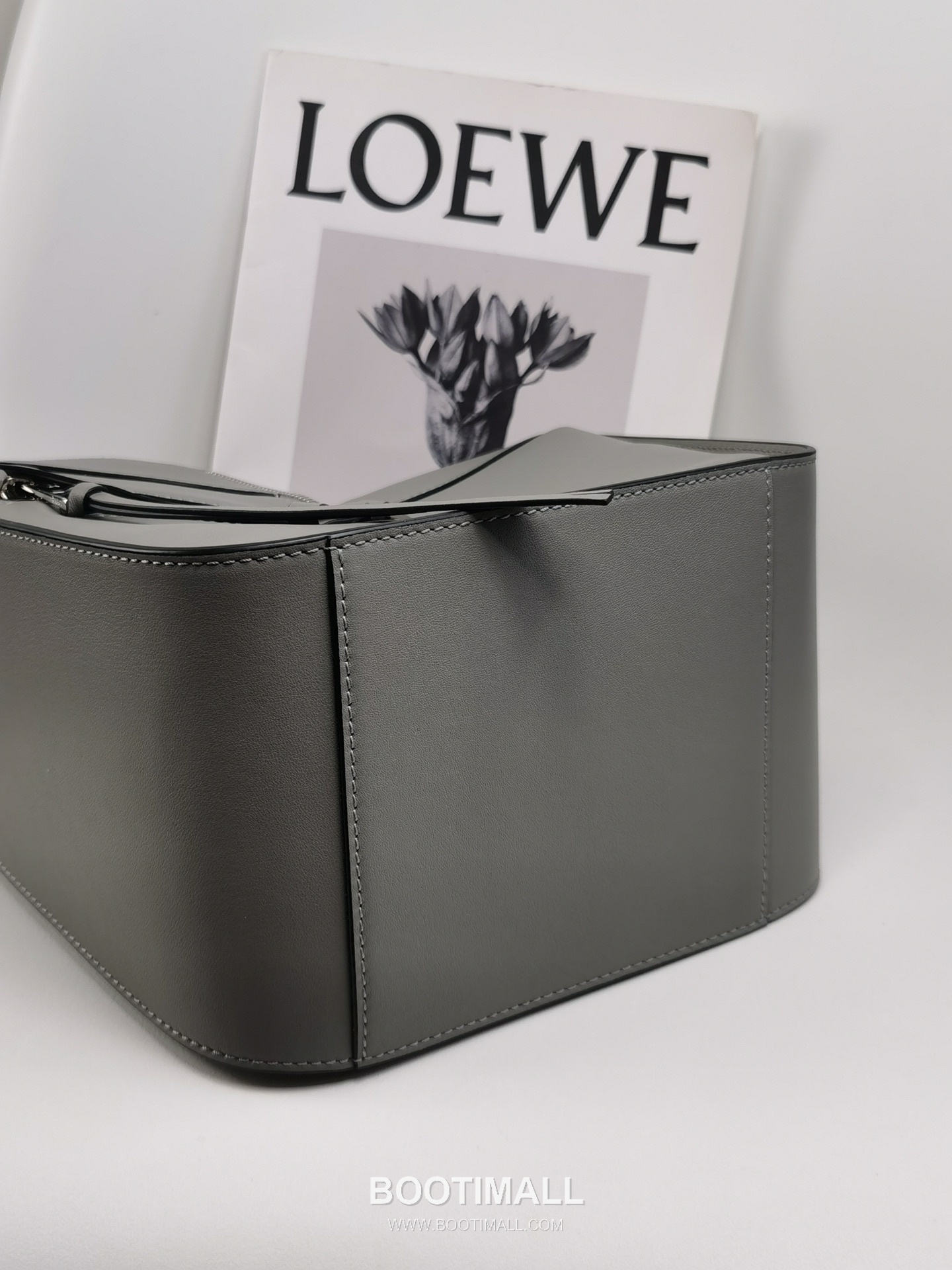 Loewe Hammock Compact Grained Calfskin Leather Shoulder Bag 8047 로에베 해먹 컴팩트 그레인 카프스킨 숄더 크로스백 20cm 7