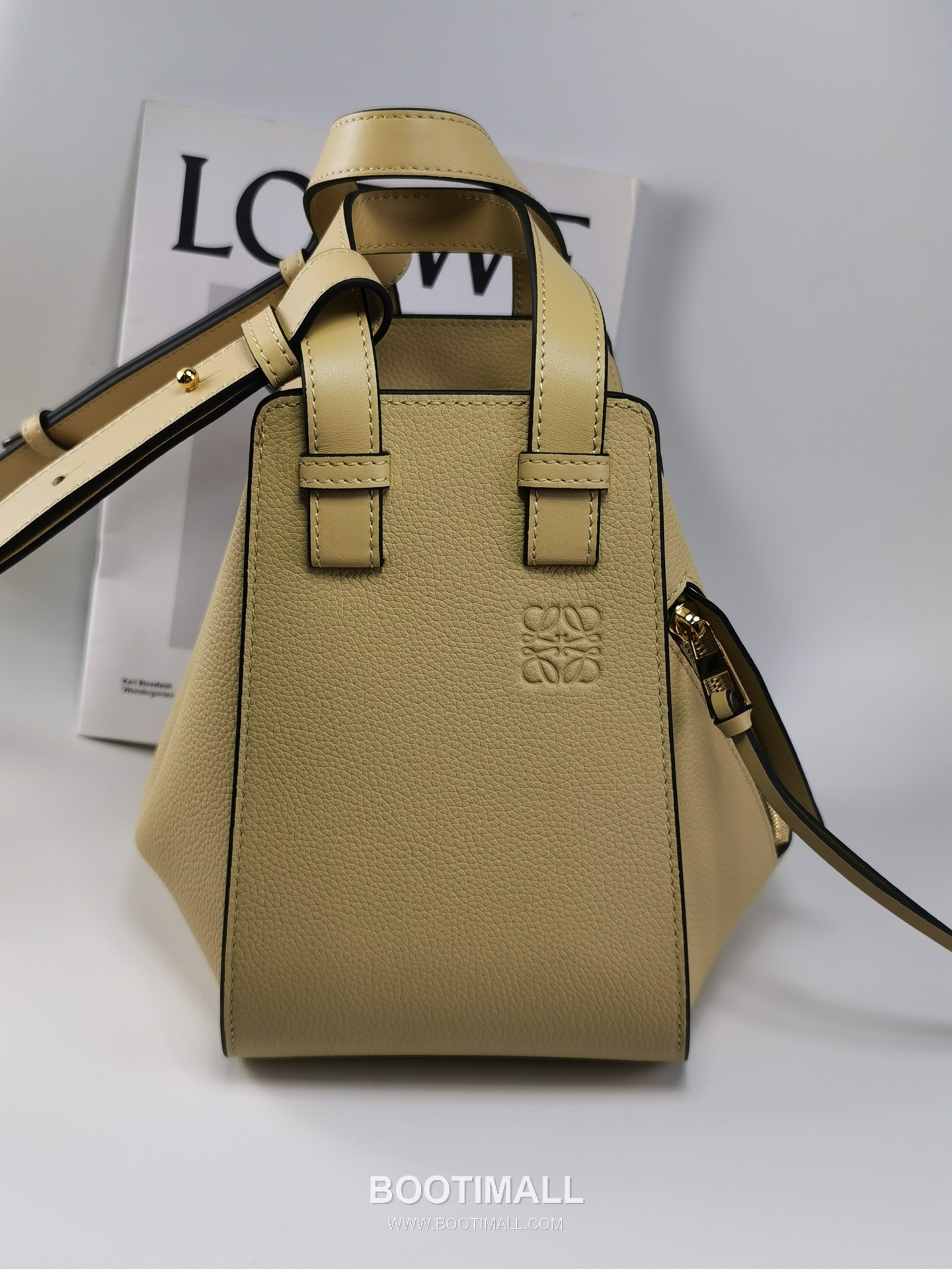 Loewe Hammock Compact Grained Calfskin Leather Shoulder Bag 8047 로에베 해먹 컴팩트 그레인 카프스킨 숄더 크로스백 20cm 1