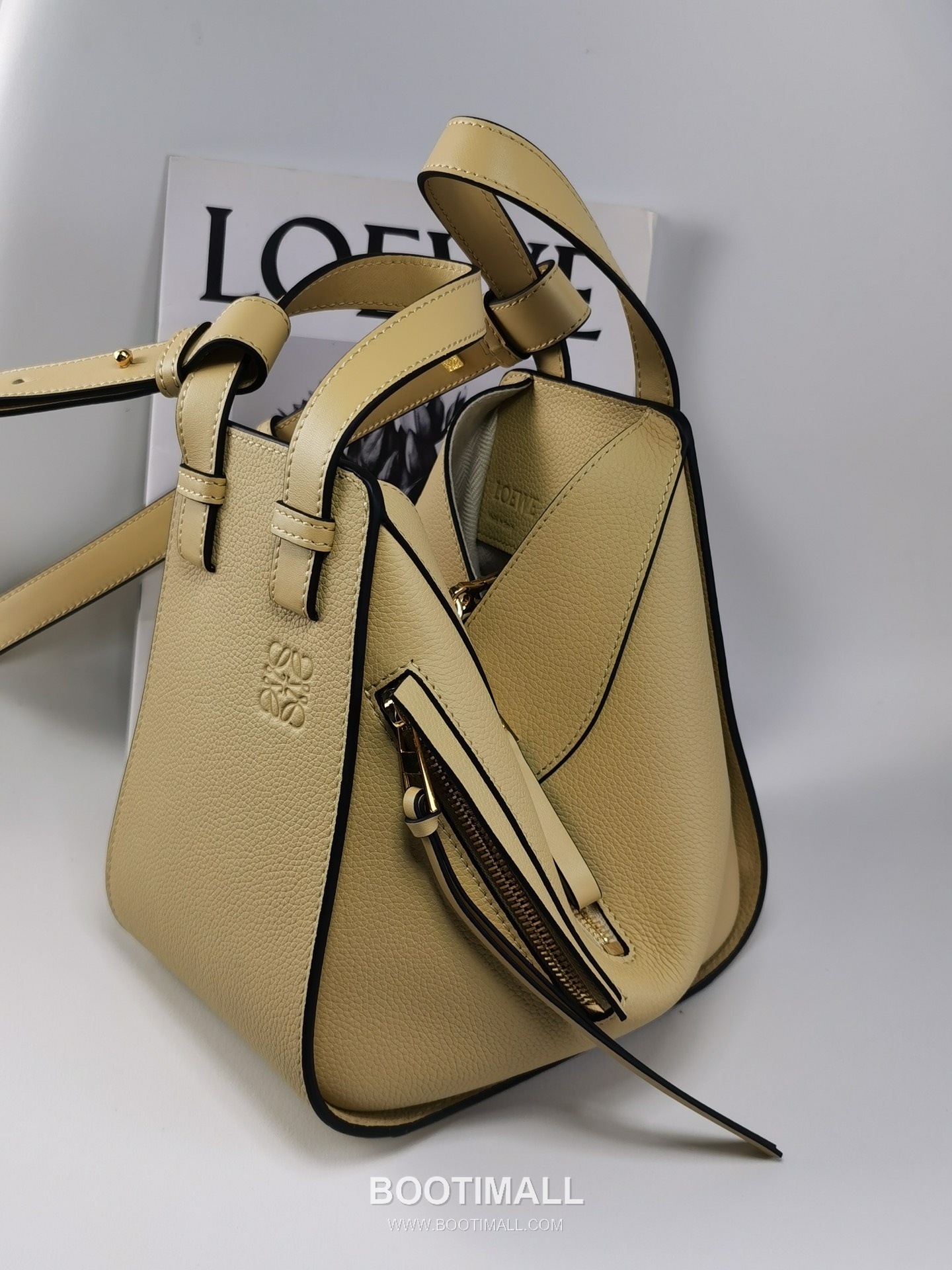 Loewe Hammock Compact Grained Calfskin Leather Shoulder Bag 8047 로에베 해먹 컴팩트 그레인 카프스킨 숄더 크로스백 20cm 2