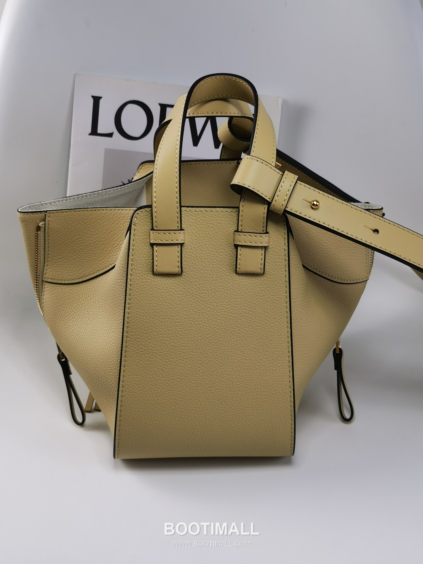 Loewe Hammock Compact Grained Calfskin Leather Shoulder Bag 8047 로에베 해먹 컴팩트 그레인 카프스킨 숄더 크로스백 20cm 3