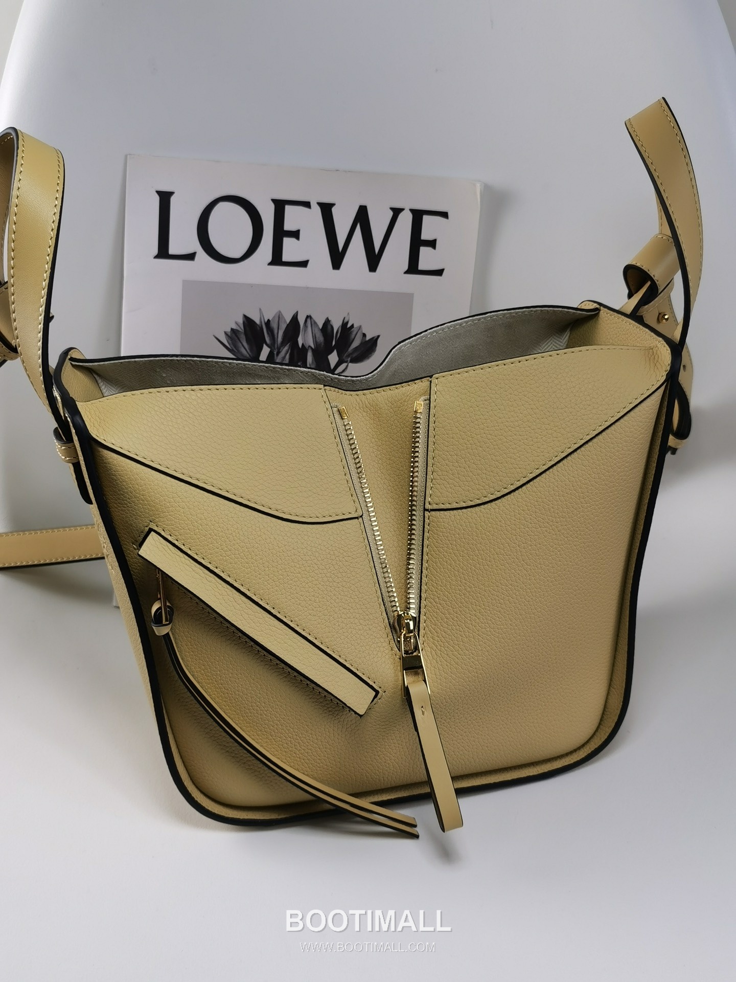 Loewe Hammock Compact Grained Calfskin Leather Shoulder Bag 8047 로에베 해먹 컴팩트 그레인 카프스킨 숄더 크로스백 20cm 5