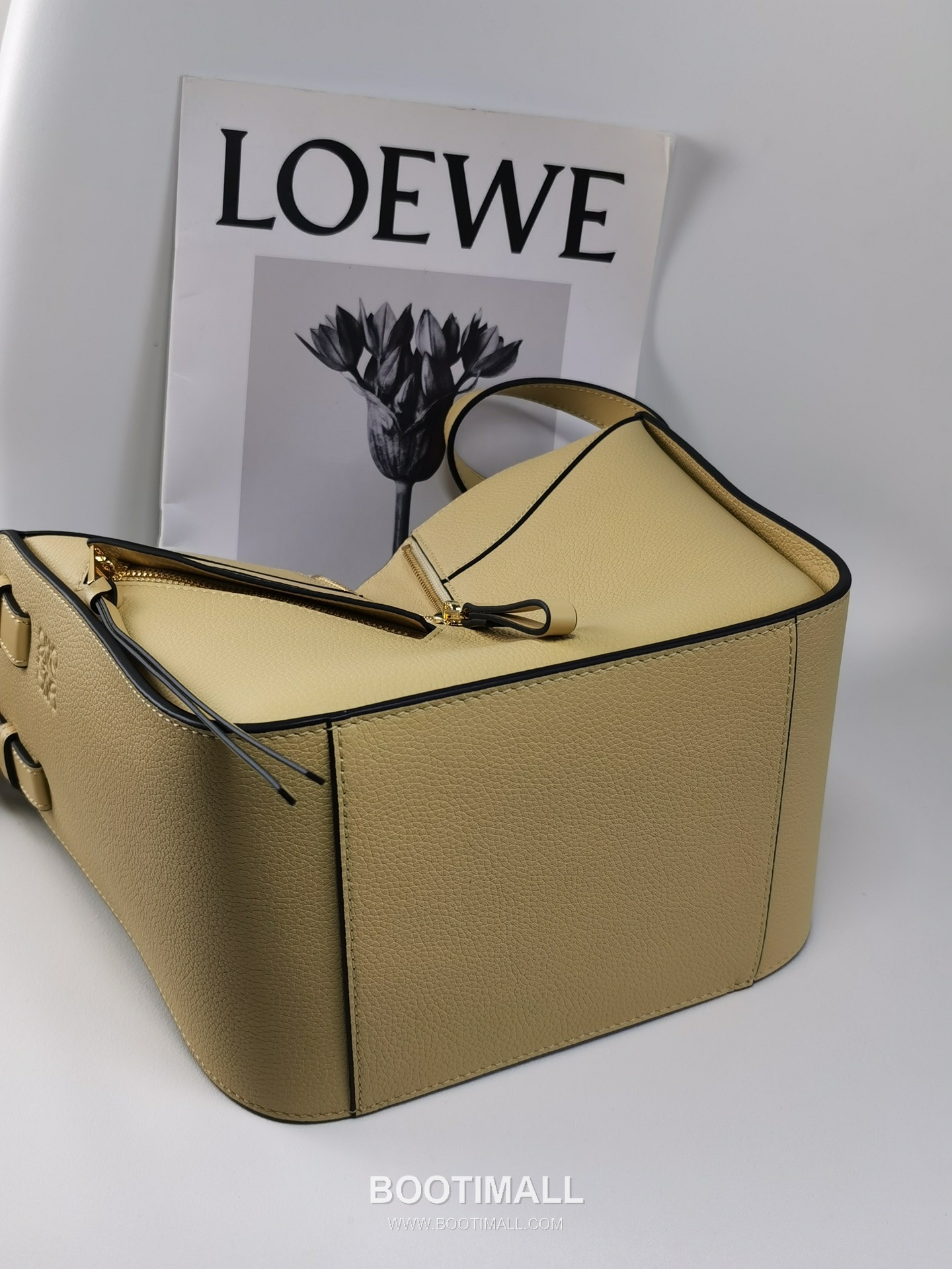 Loewe Hammock Compact Grained Calfskin Leather Shoulder Bag 8047 로에베 해먹 컴팩트 그레인 카프스킨 숄더 크로스백 20cm 6