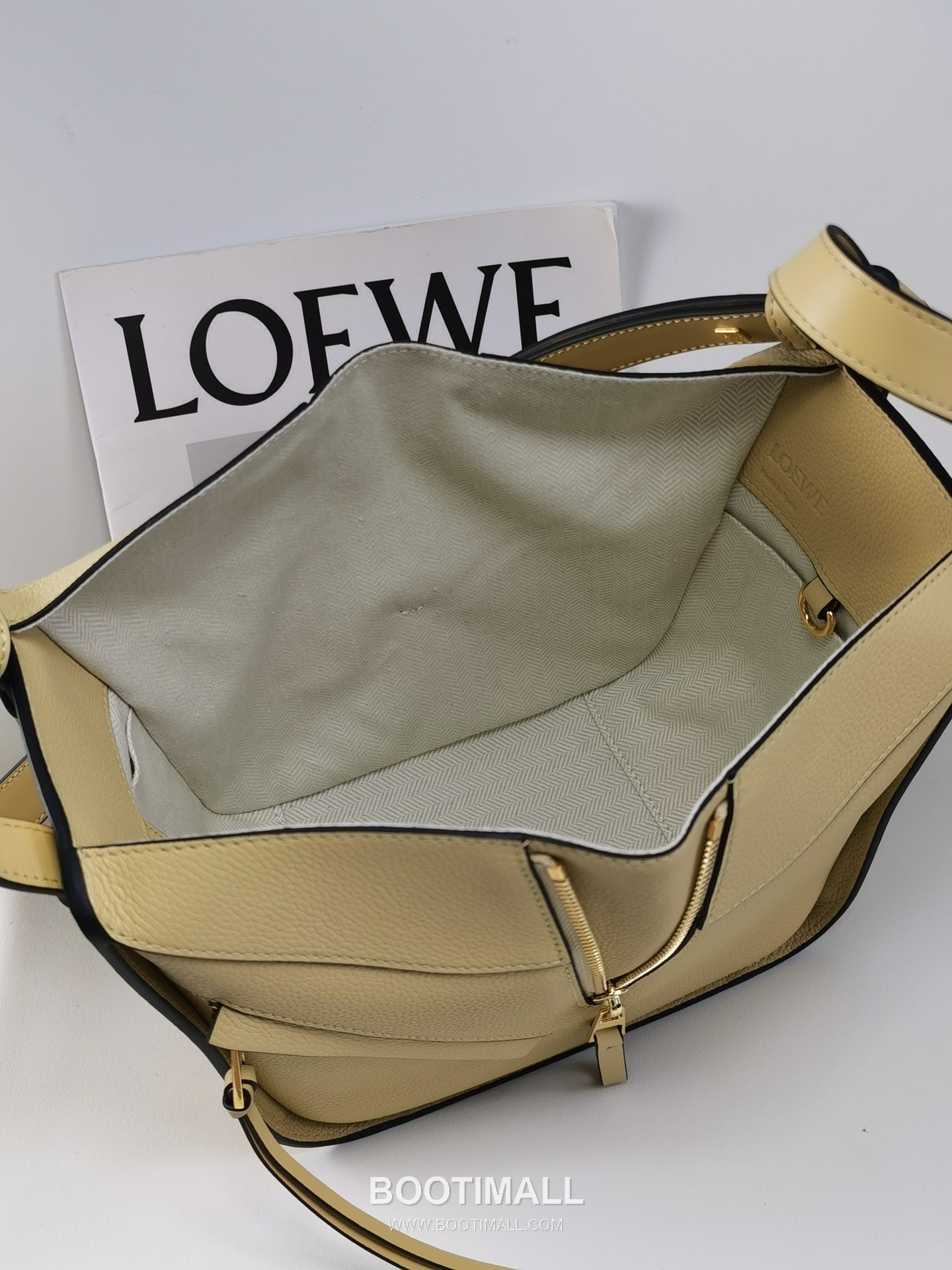 Loewe Hammock Compact Grained Calfskin Leather Shoulder Bag 8047 로에베 해먹 컴팩트 그레인 카프스킨 숄더 크로스백 20cm 8