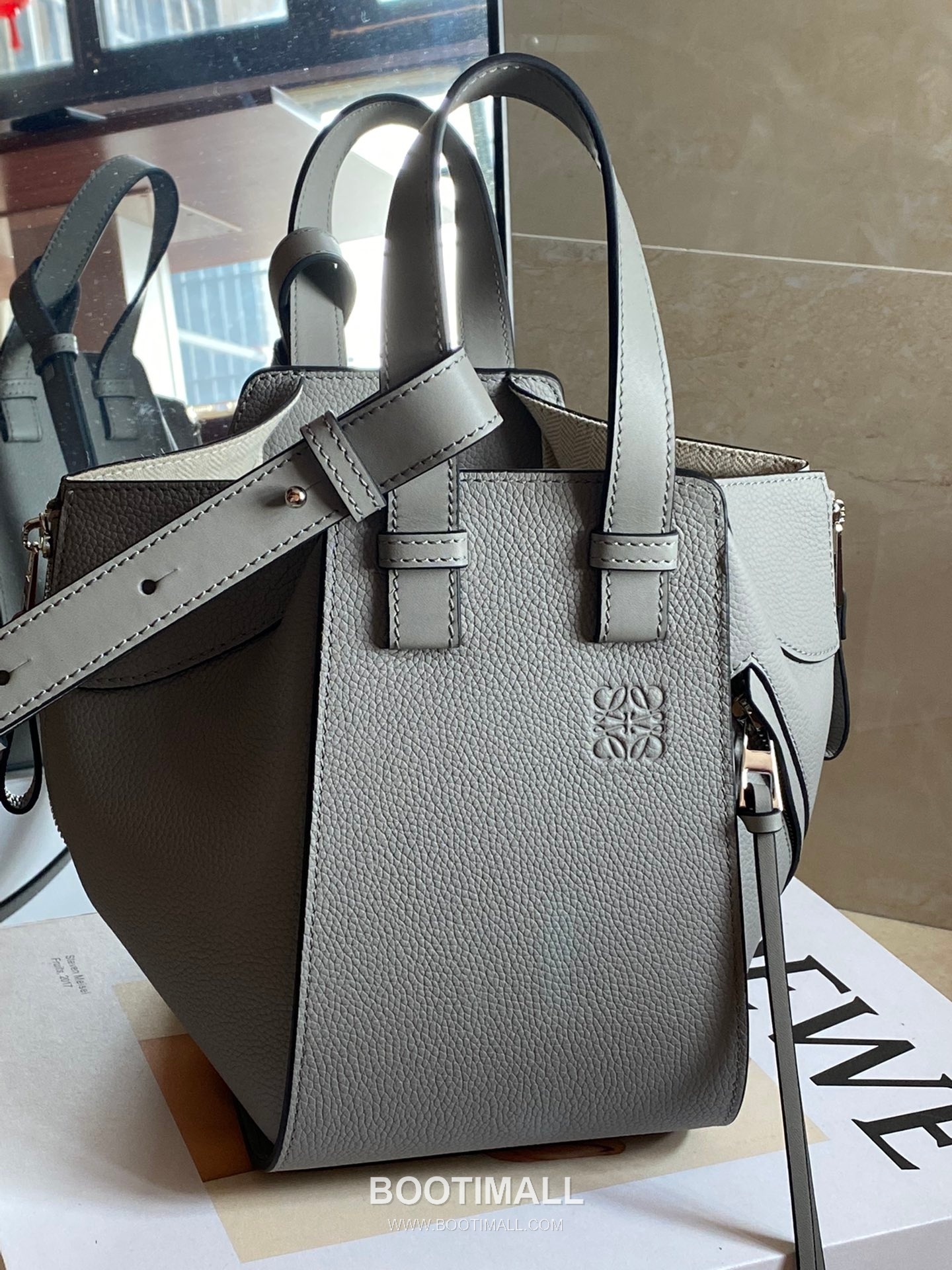 Loewe Hammock Compact Grained Calfskin Leather Shoulder Bag 8047 로에베 해먹 컴팩트 그레인 카프스킨 숄더 크로스백 20cm 1