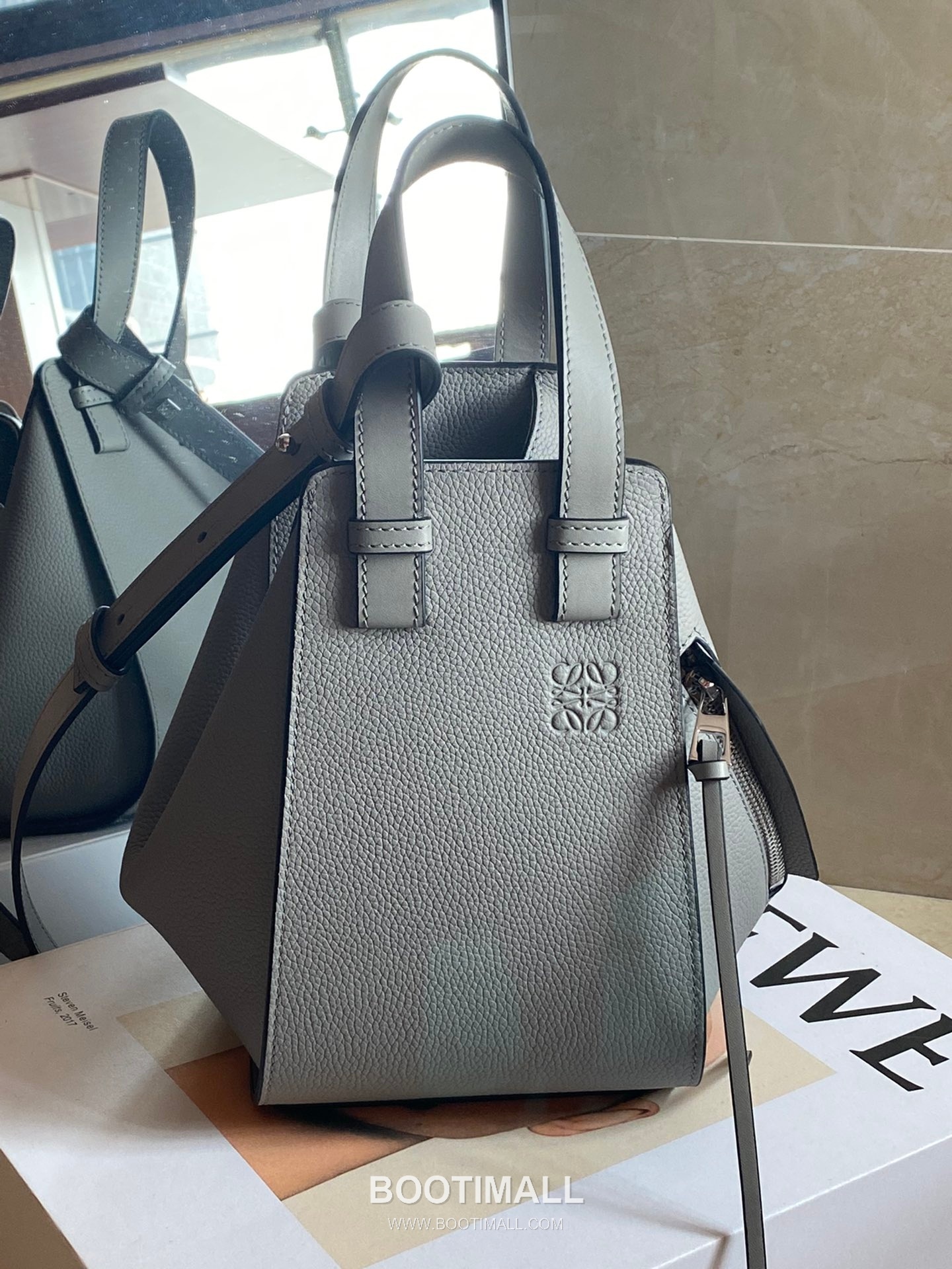 Loewe Hammock Compact Grained Calfskin Leather Shoulder Bag 8047 로에베 해먹 컴팩트 그레인 카프스킨 숄더 크로스백 20cm 2