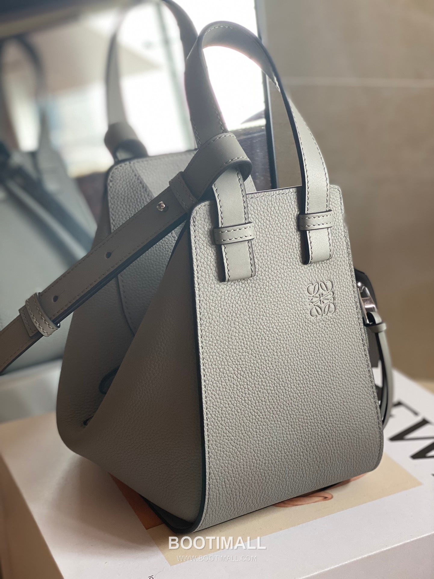 Loewe Hammock Compact Grained Calfskin Leather Shoulder Bag 8047 로에베 해먹 컴팩트 그레인 카프스킨 숄더 크로스백 20cm 3