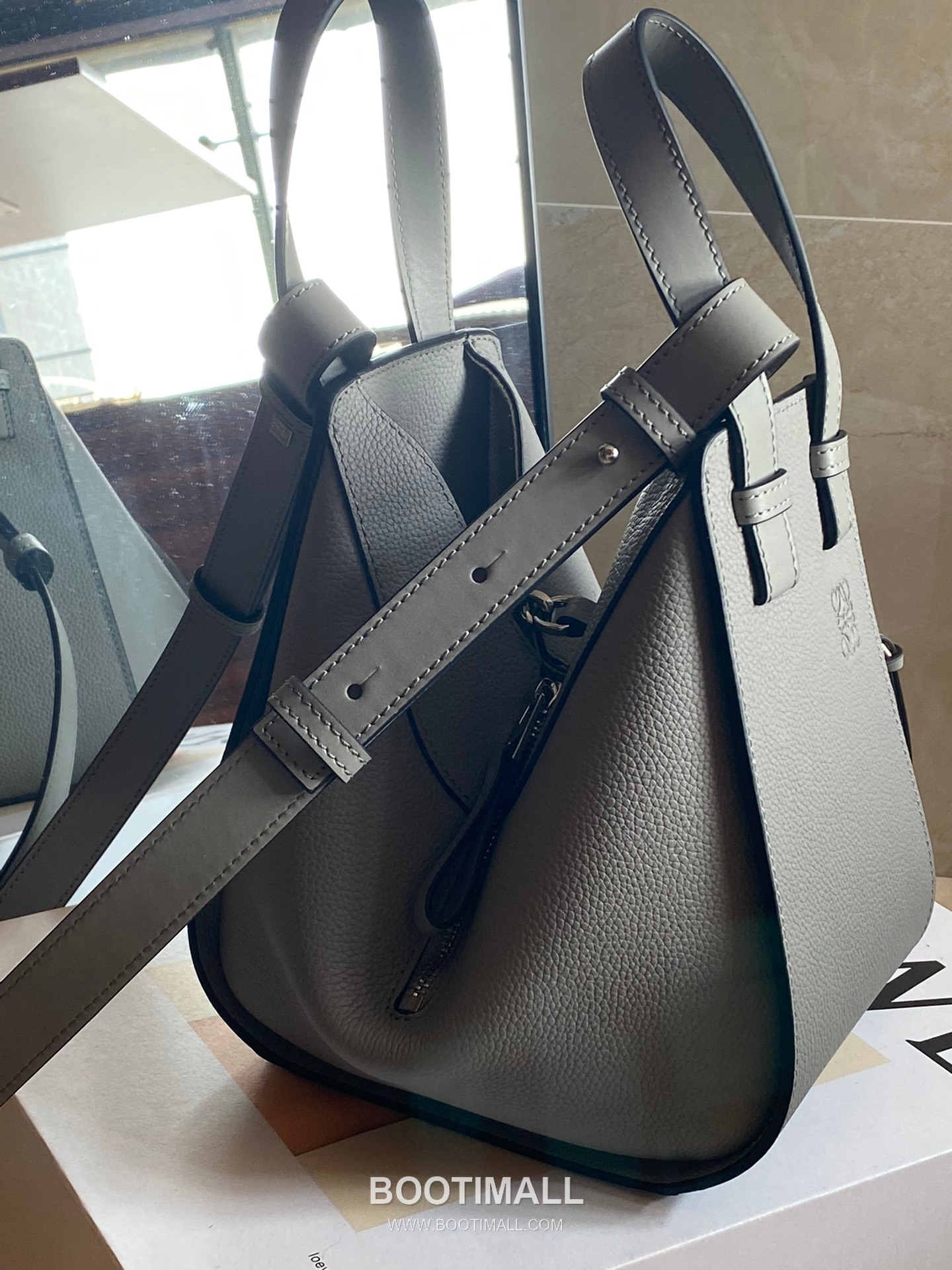 Loewe Hammock Compact Grained Calfskin Leather Shoulder Bag 8047 로에베 해먹 컴팩트 그레인 카프스킨 숄더 크로스백 20cm 4