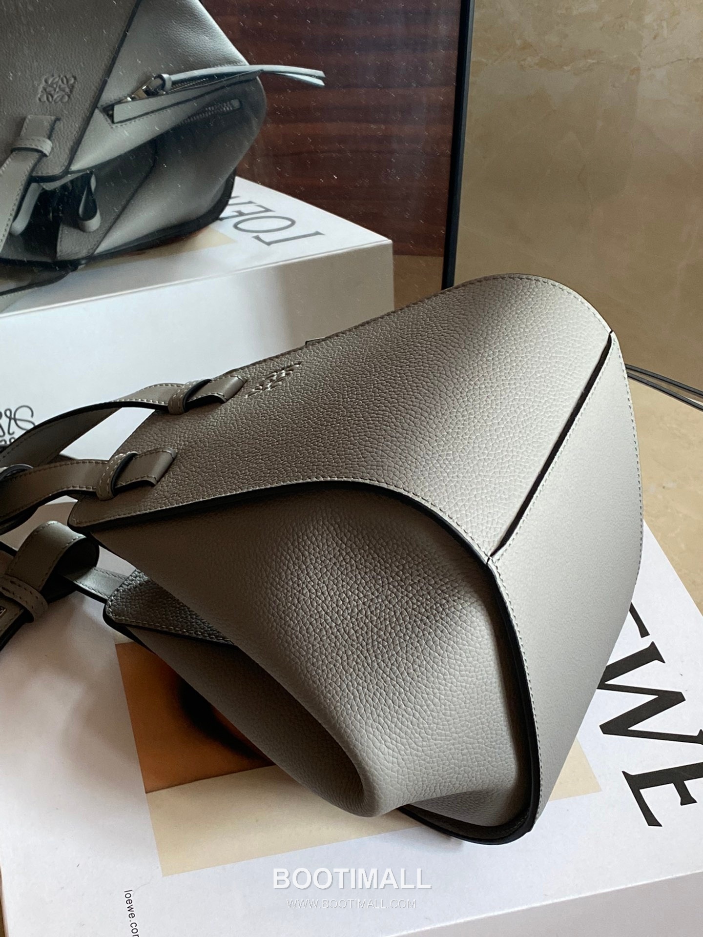 Loewe Hammock Compact Grained Calfskin Leather Shoulder Bag 8047 로에베 해먹 컴팩트 그레인 카프스킨 숄더 크로스백 20cm 5