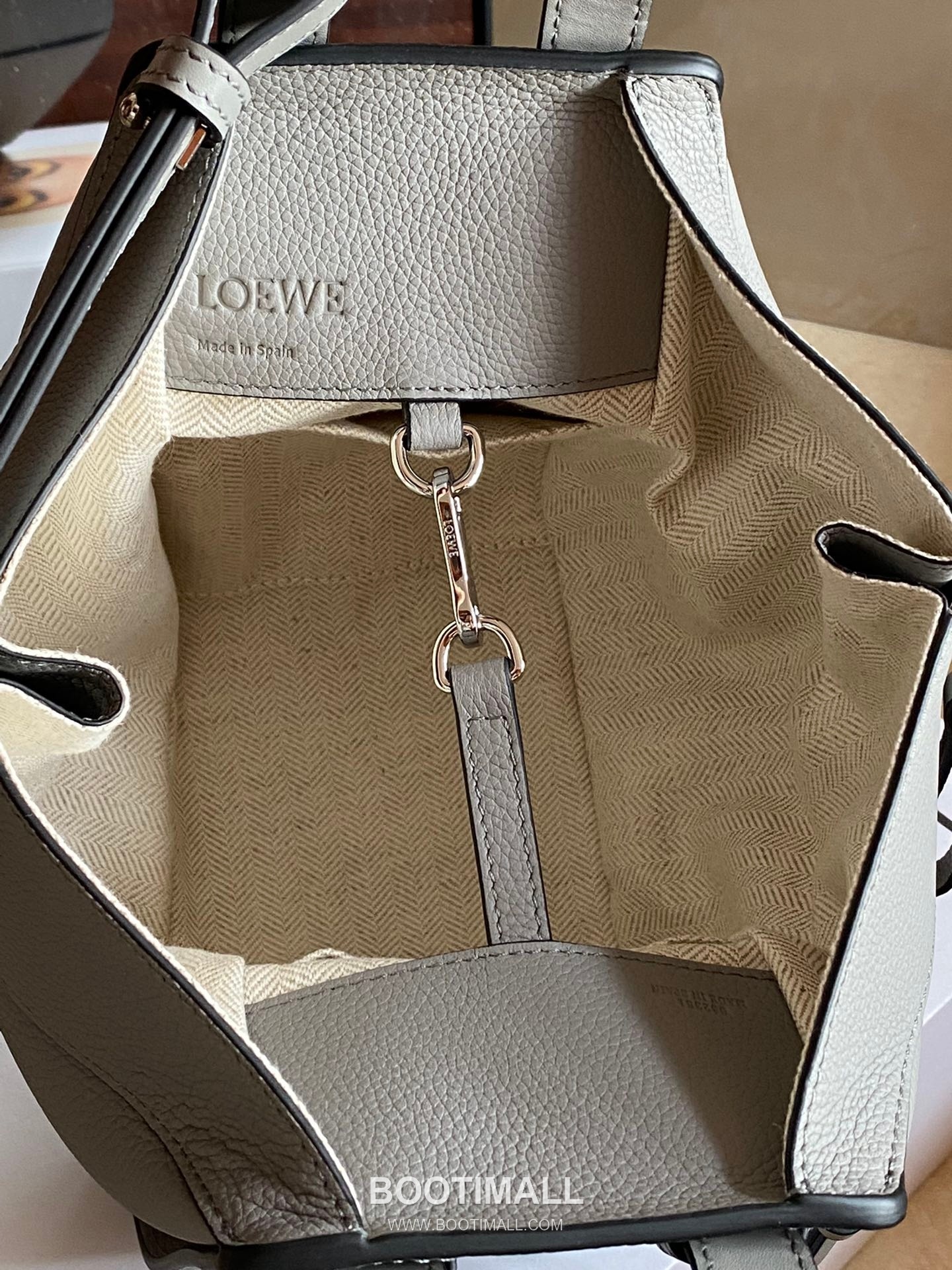 Loewe Hammock Compact Grained Calfskin Leather Shoulder Bag 8047 로에베 해먹 컴팩트 그레인 카프스킨 숄더 크로스백 20cm 6