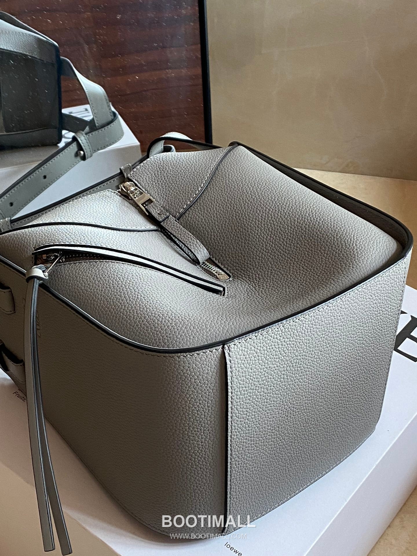 Loewe Hammock Compact Grained Calfskin Leather Shoulder Bag 8047 로에베 해먹 컴팩트 그레인 카프스킨 숄더 크로스백 20cm 7