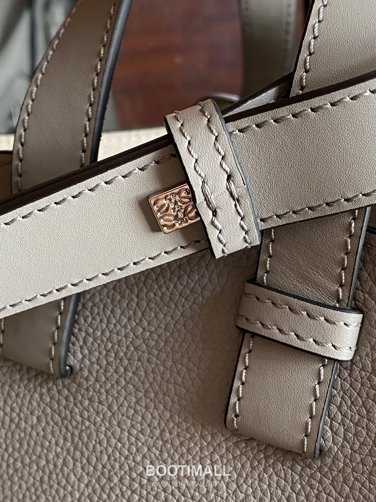 Loewe Hammock Compact Grained Calfskin Leather Shoulder Bag 8047 로에베 해먹 컴팩트 그레인 카프스킨 숄더 크로스백 20cm 8