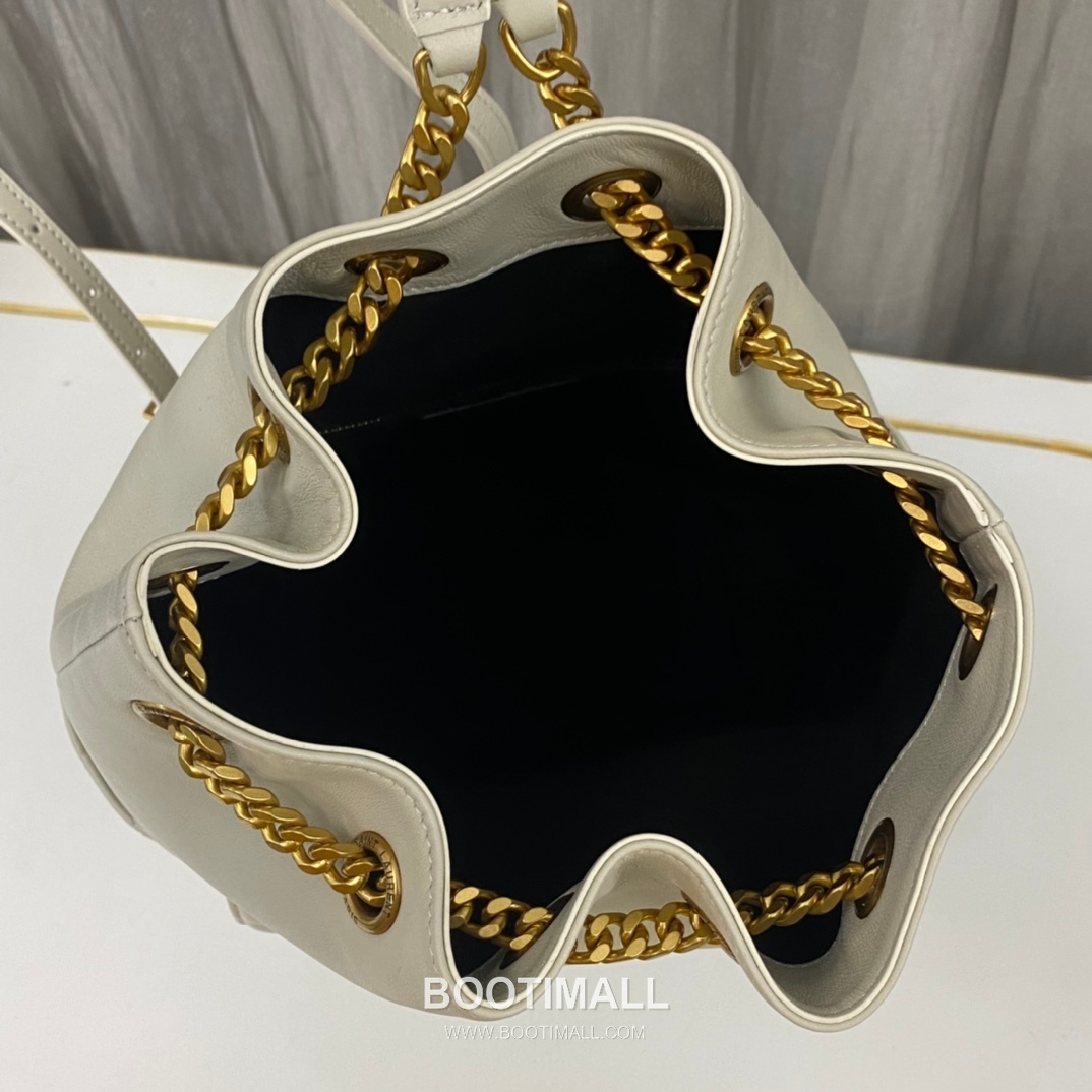 Saint Laurent Monogram Flap Pocket Lambskin Backpack 672609 생로랑 모노그램 램스킨 플랩 백팩 29cm 13