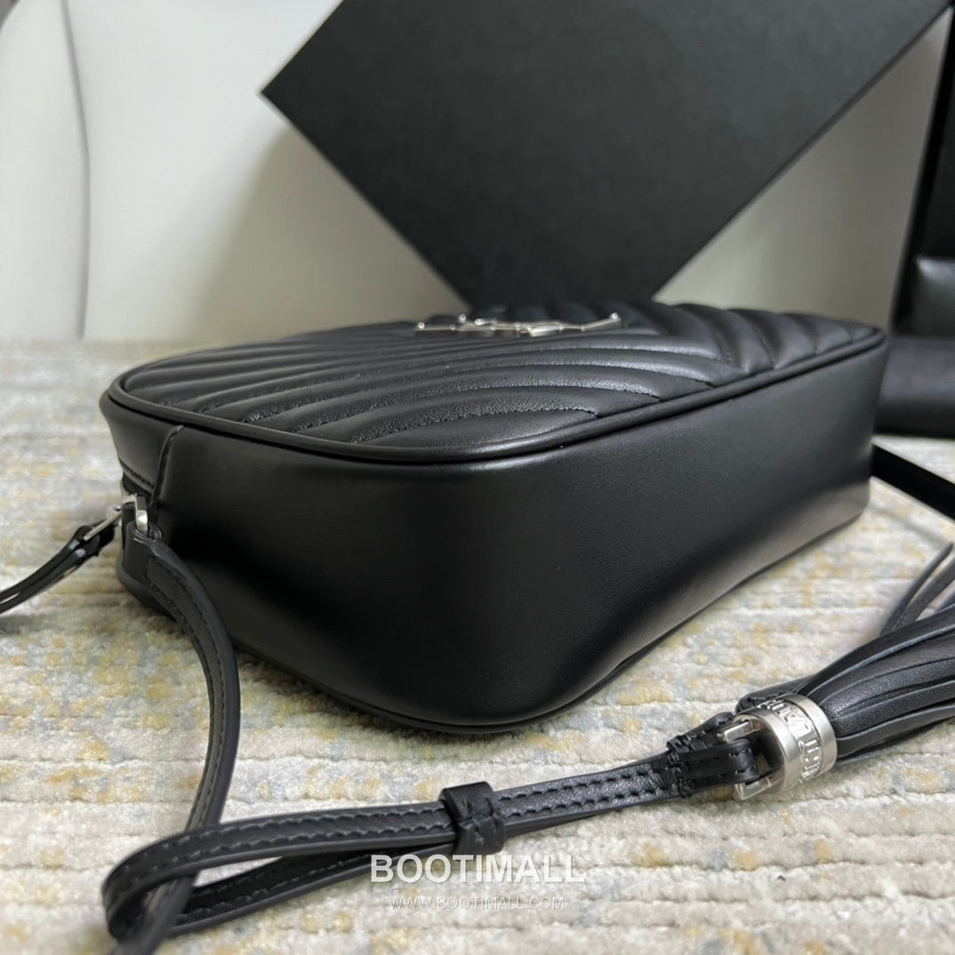 Saint Laurent Lou Calfskin Leather Camera Bag 574494 생로랑 루 카프스킨 레더 카메라 크로스백 23cm 4