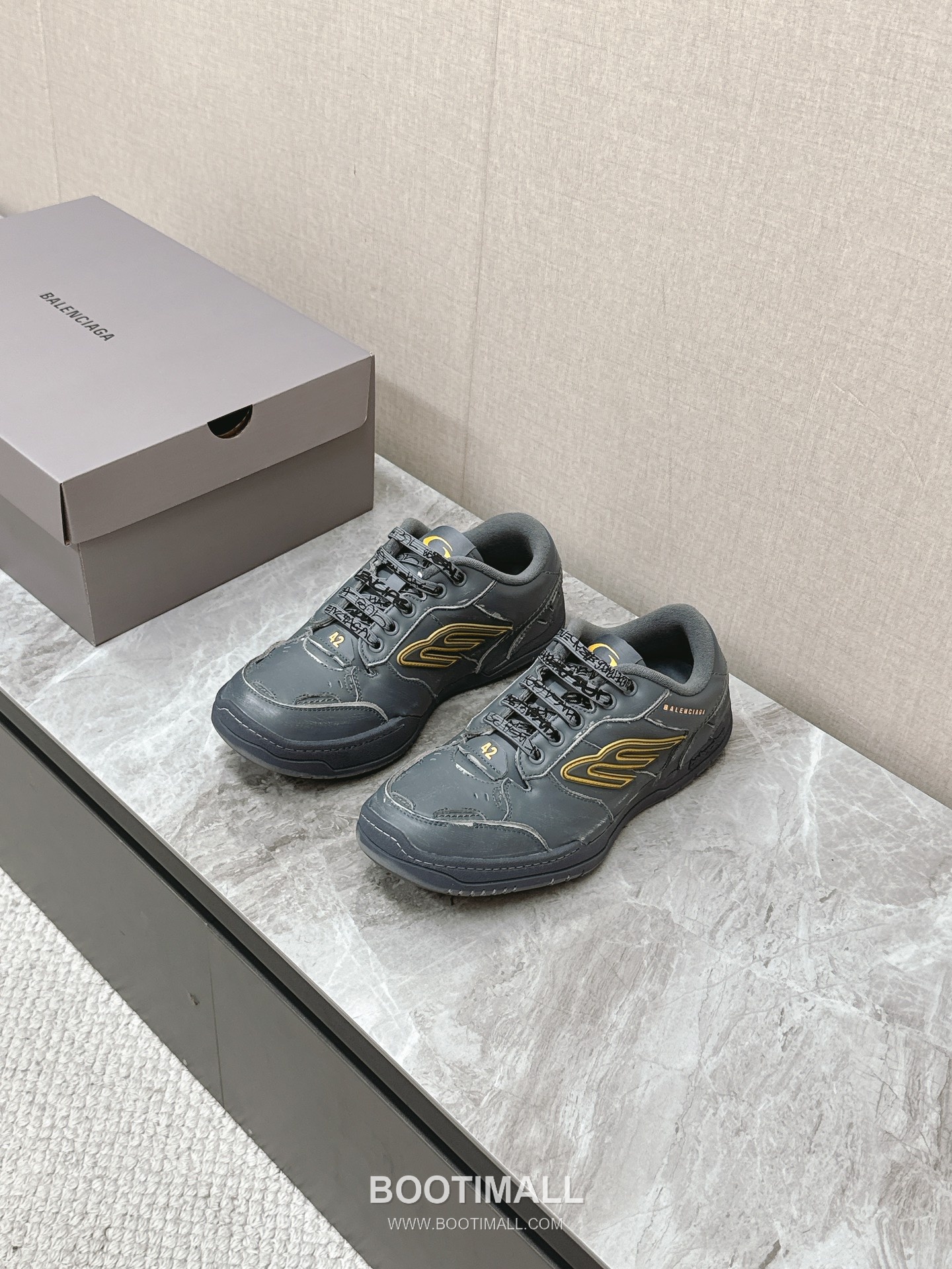 Balenciaga Hamptons Leather Distressed Chunky Sneakers 발렌시아가 햄튼스 레더 디스트레스드 청키 스니커즈 1