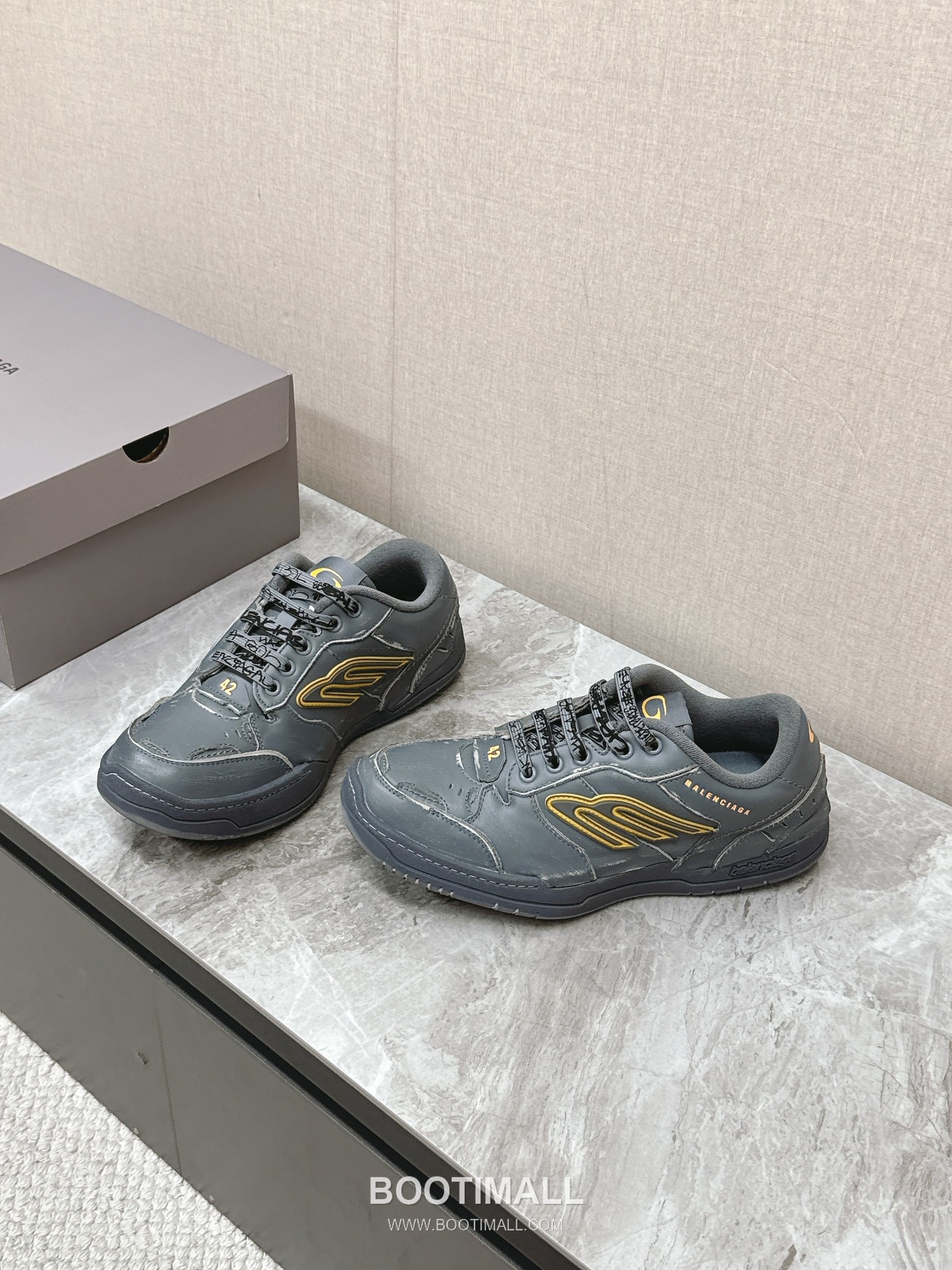 Balenciaga Hamptons Leather Distressed Chunky Sneakers 발렌시아가 햄튼스 레더 디스트레스드 청키 스니커즈 2