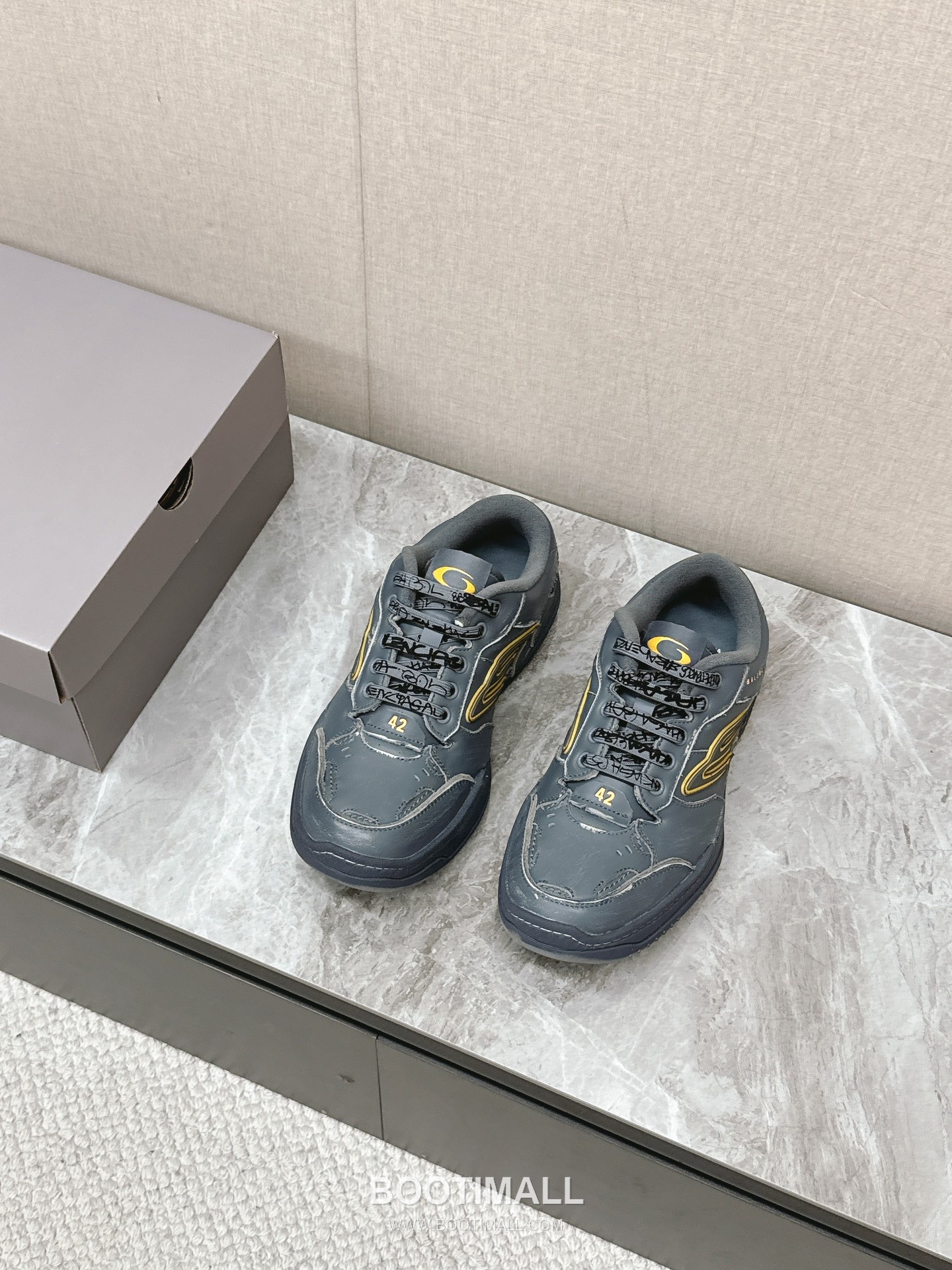 Balenciaga Hamptons Leather Distressed Chunky Sneakers 발렌시아가 햄튼스 레더 디스트레스드 청키 스니커즈 3