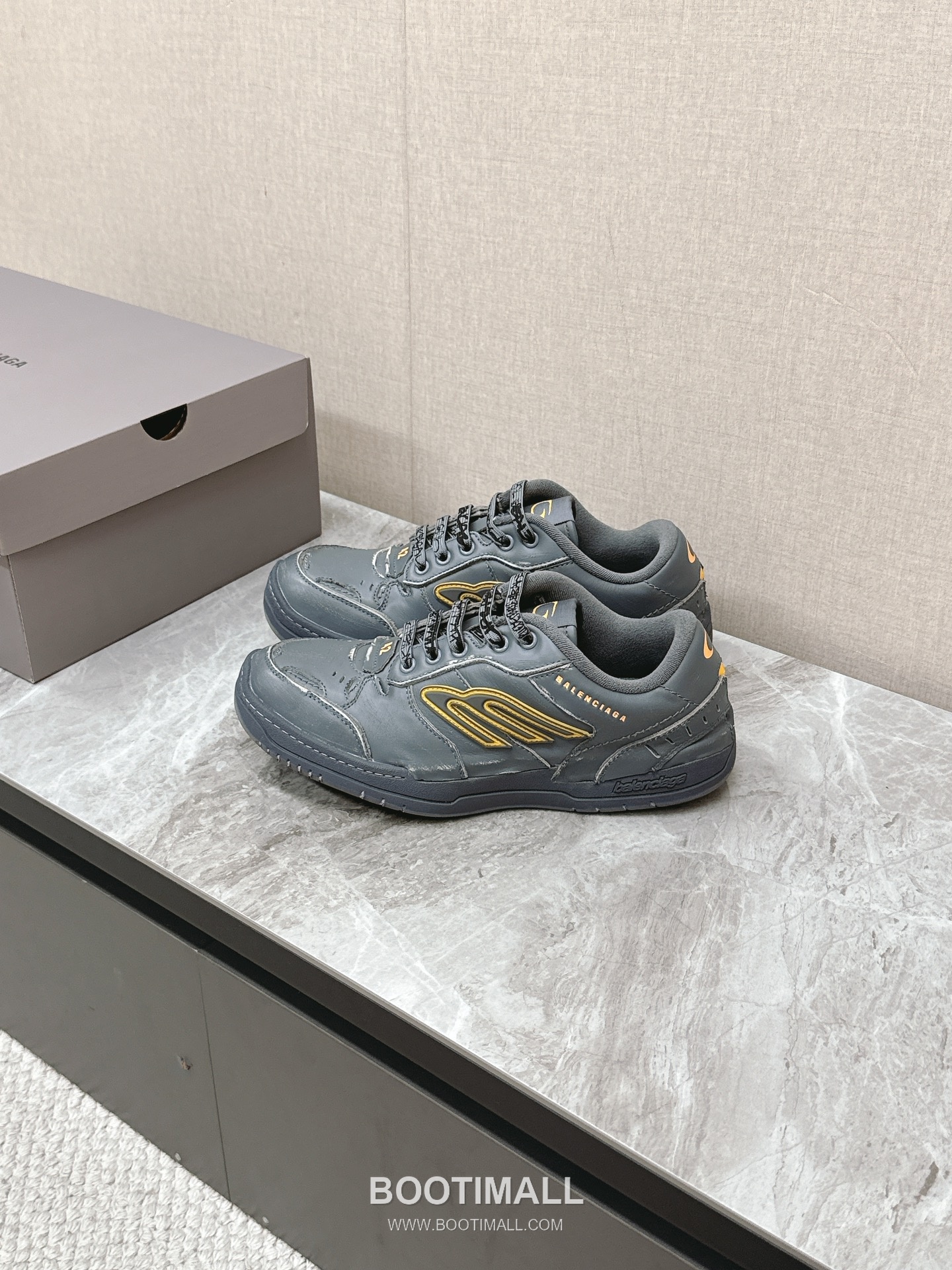 Balenciaga Hamptons Leather Distressed Chunky Sneakers 발렌시아가 햄튼스 레더 디스트레스드 청키 스니커즈 4