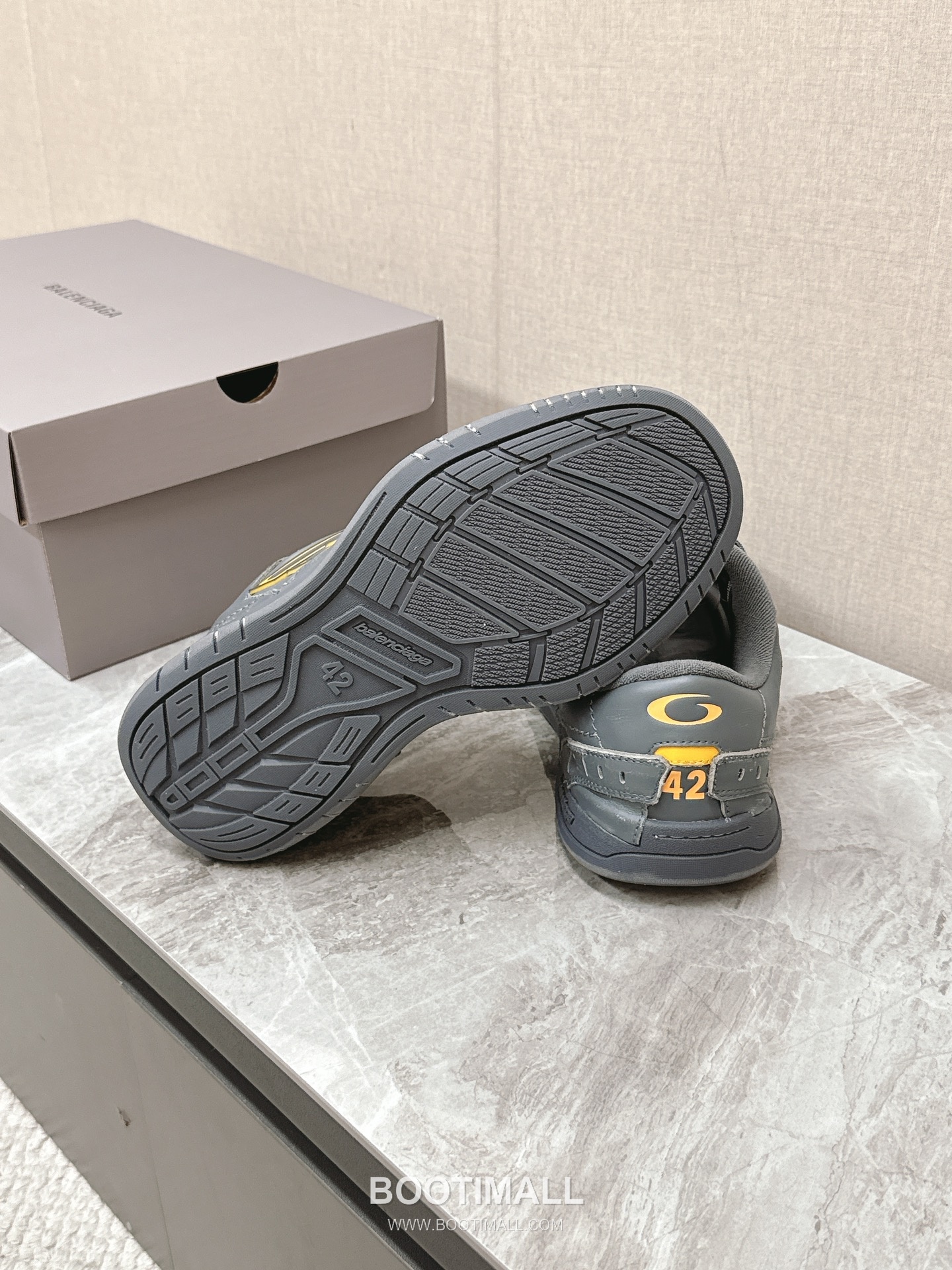 Balenciaga Hamptons Leather Distressed Chunky Sneakers 발렌시아가 햄튼스 레더 디스트레스드 청키 스니커즈 9