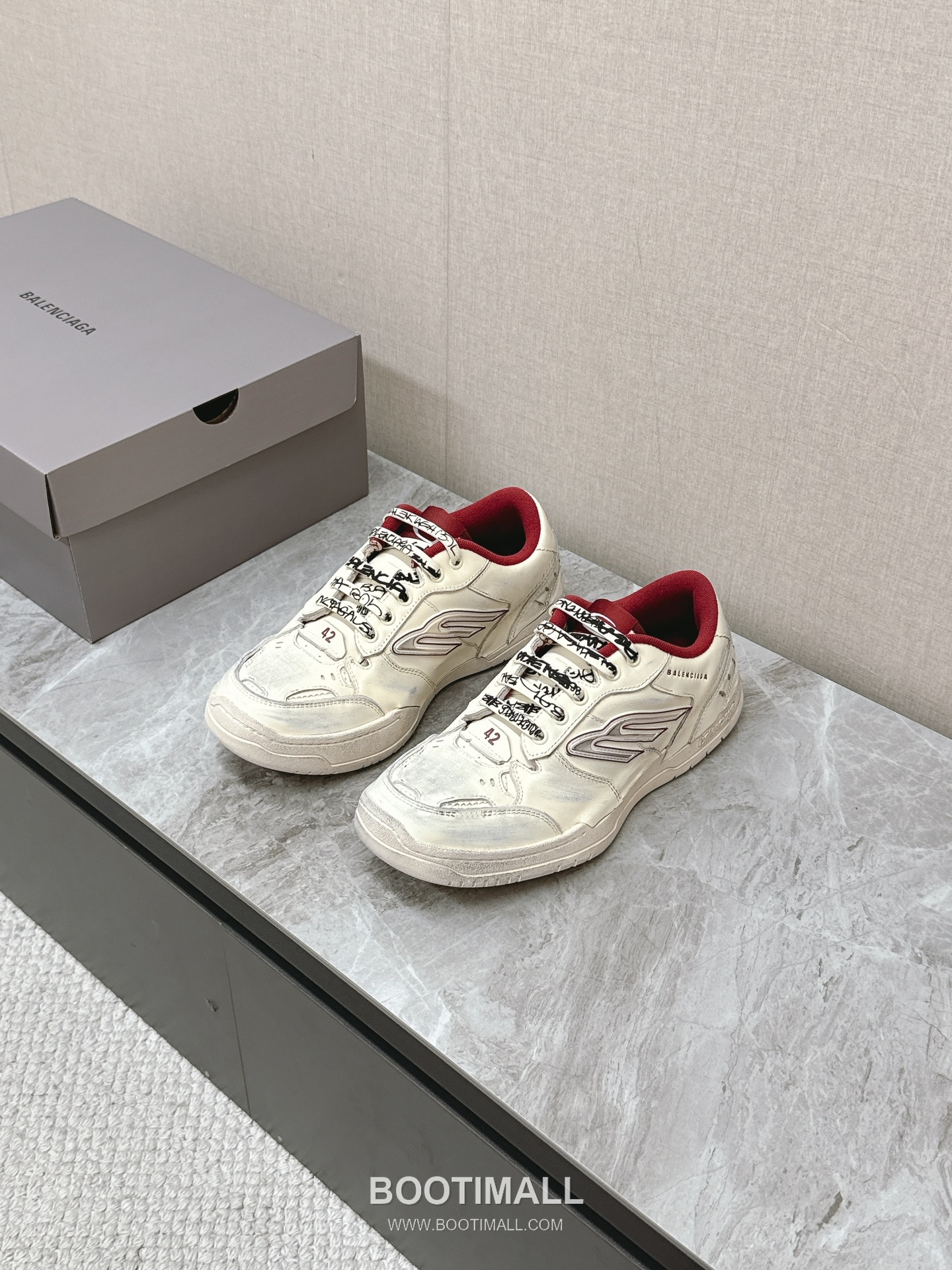 Balenciaga Hamptons Leather Distressed Chunky Sneakers 발렌시아가 햄튼스 레더 디스트레스드 청키 스니커즈 1