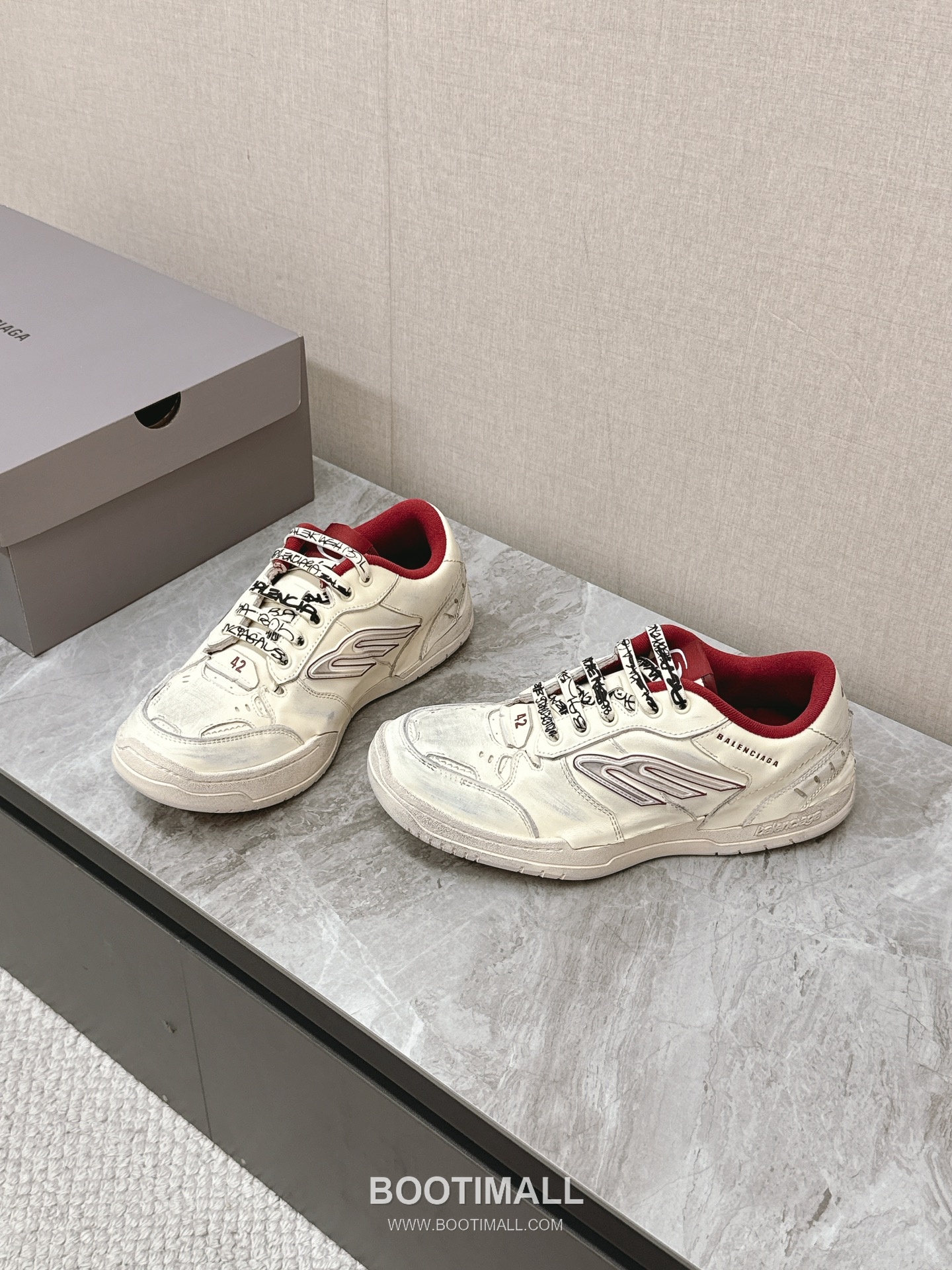 Balenciaga Hamptons Leather Distressed Chunky Sneakers 발렌시아가 햄튼스 레더 디스트레스드 청키 스니커즈 2