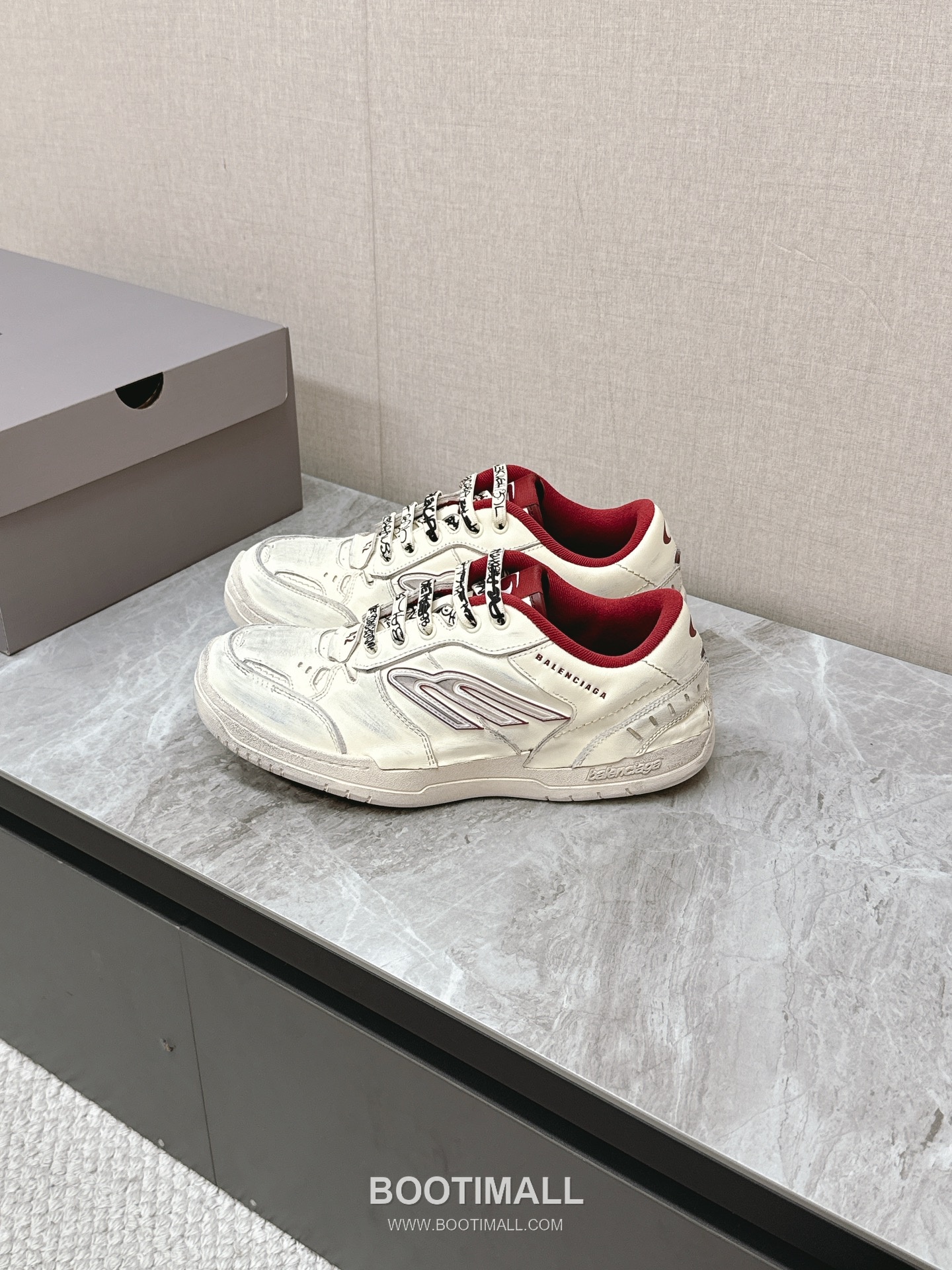 Balenciaga Hamptons Leather Distressed Chunky Sneakers 발렌시아가 햄튼스 레더 디스트레스드 청키 스니커즈 4