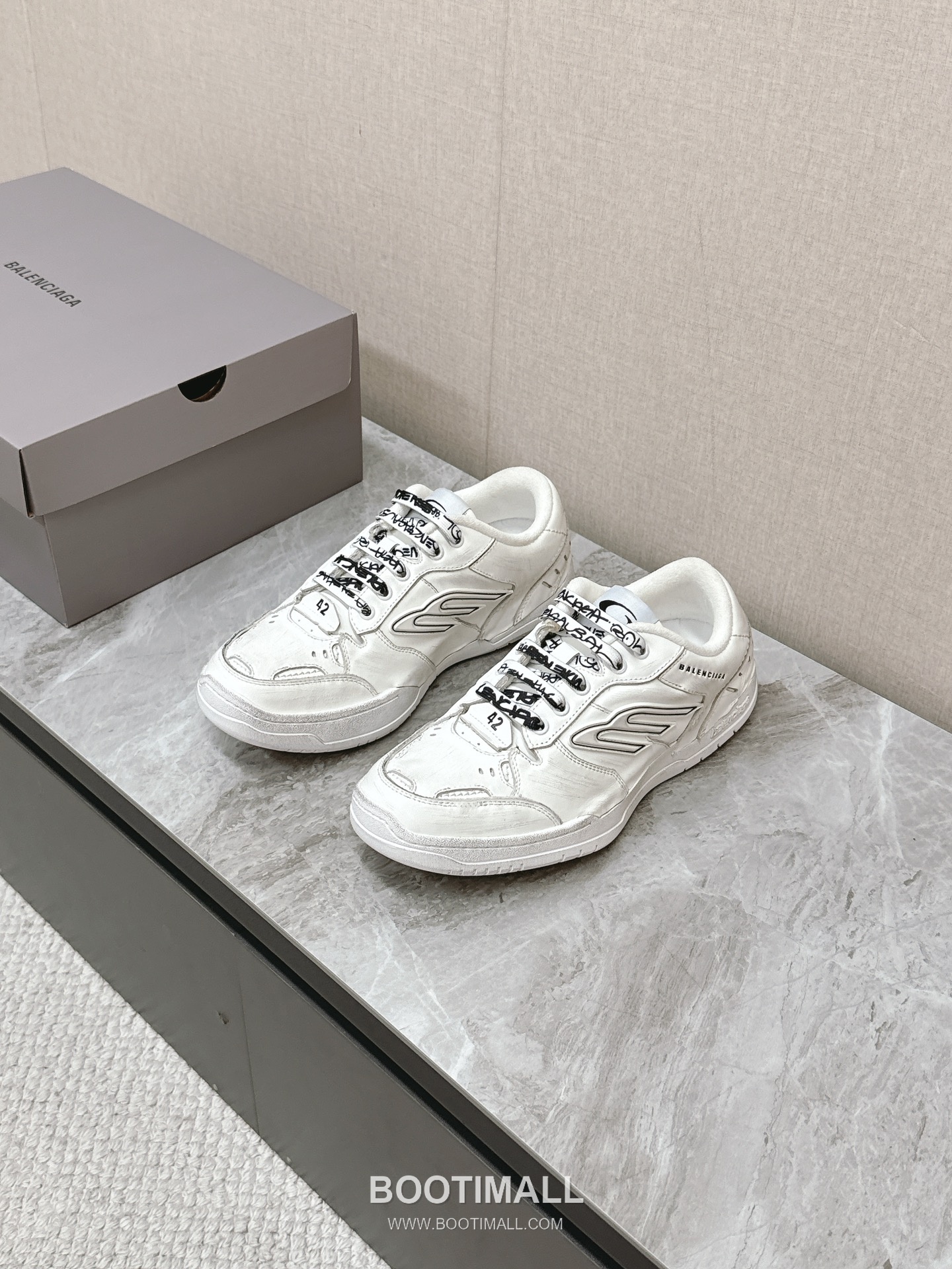 Balenciaga Hamptons Leather Distressed Chunky Sneakers 발렌시아가 햄튼스 레더 디스트레스드 청키 스니커즈 1