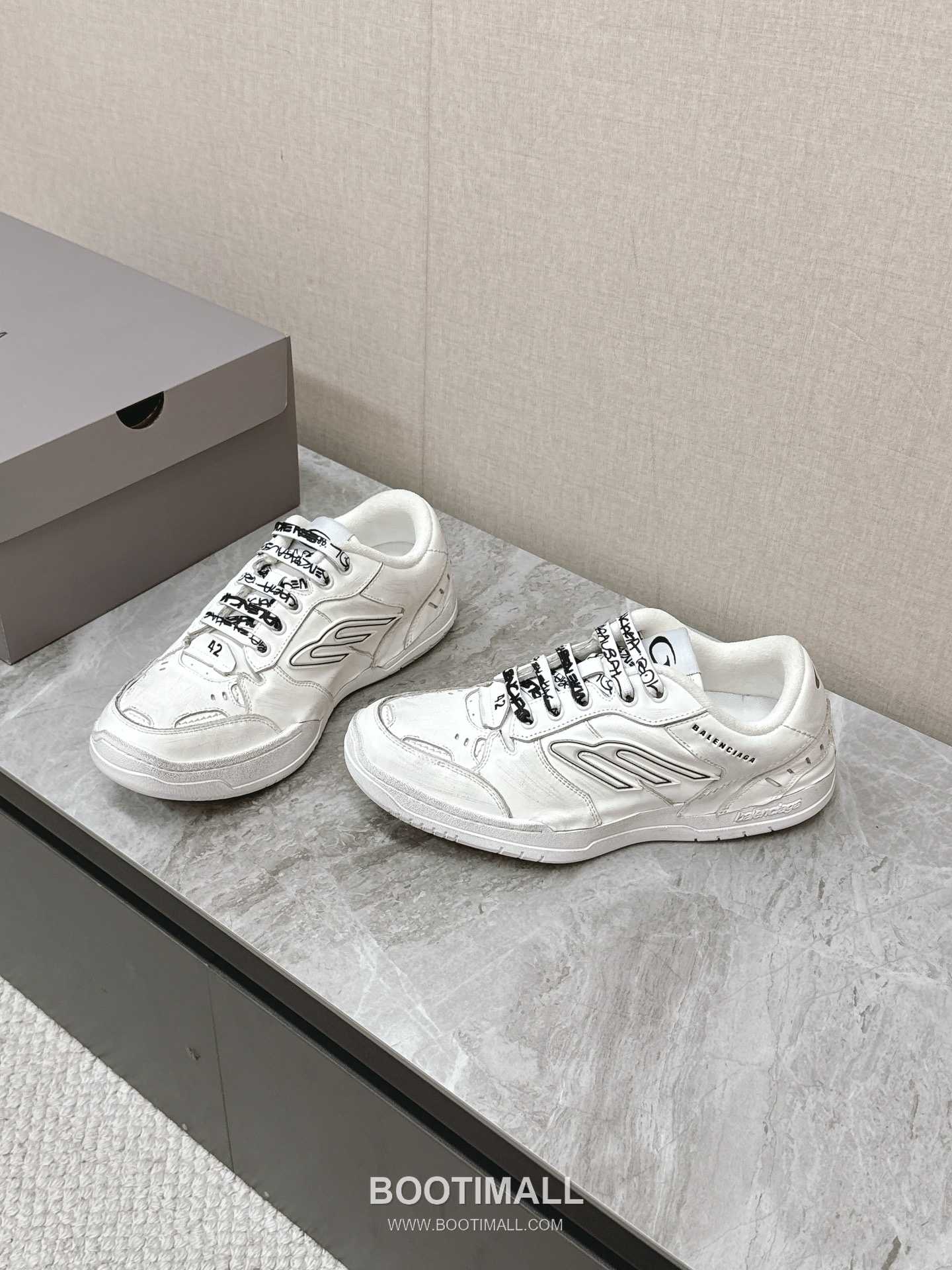 Balenciaga Hamptons Leather Distressed Chunky Sneakers 발렌시아가 햄튼스 레더 디스트레스드 청키 스니커즈 2