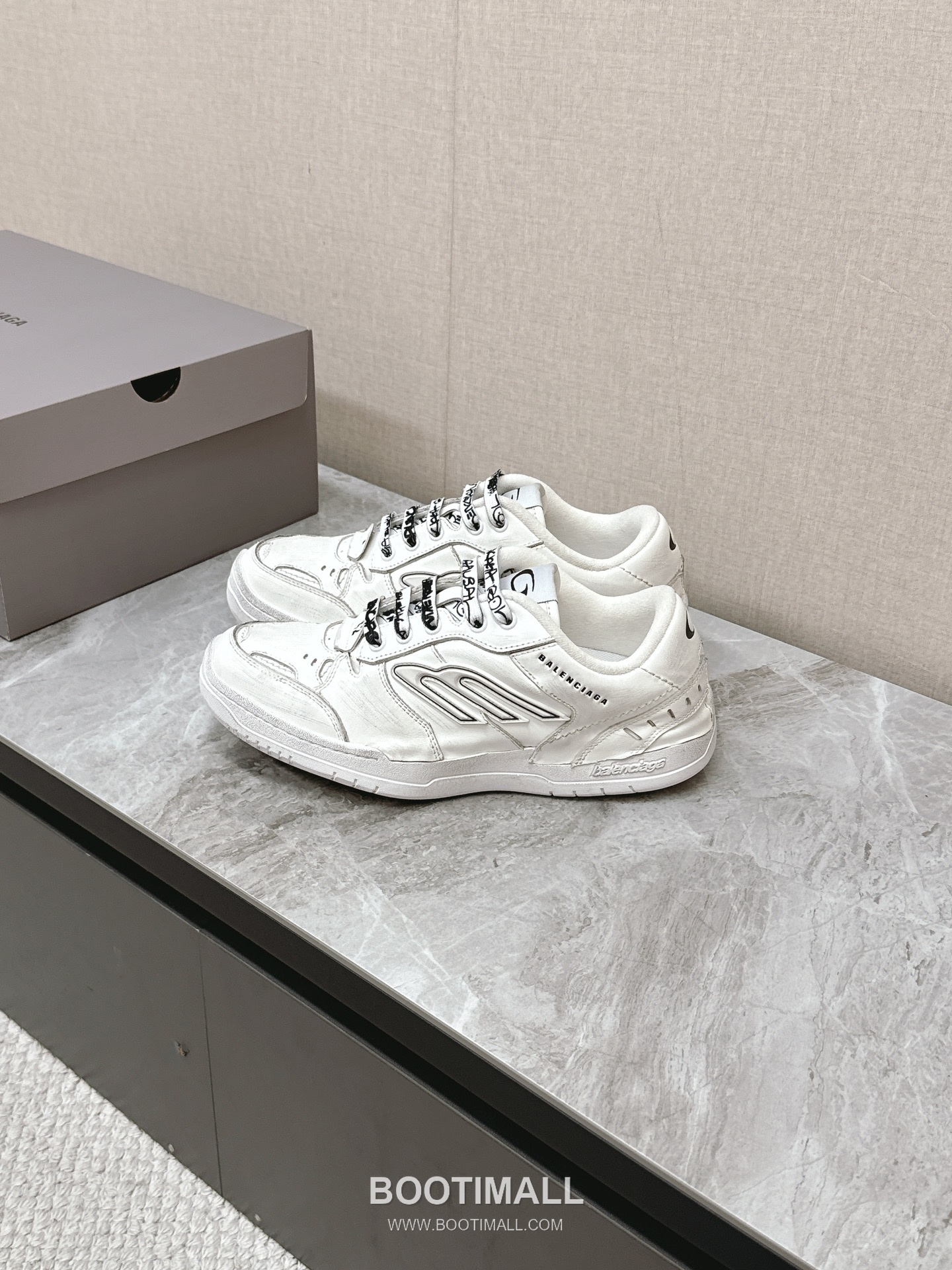 Balenciaga Hamptons Leather Distressed Chunky Sneakers 발렌시아가 햄튼스 레더 디스트레스드 청키 스니커즈 4