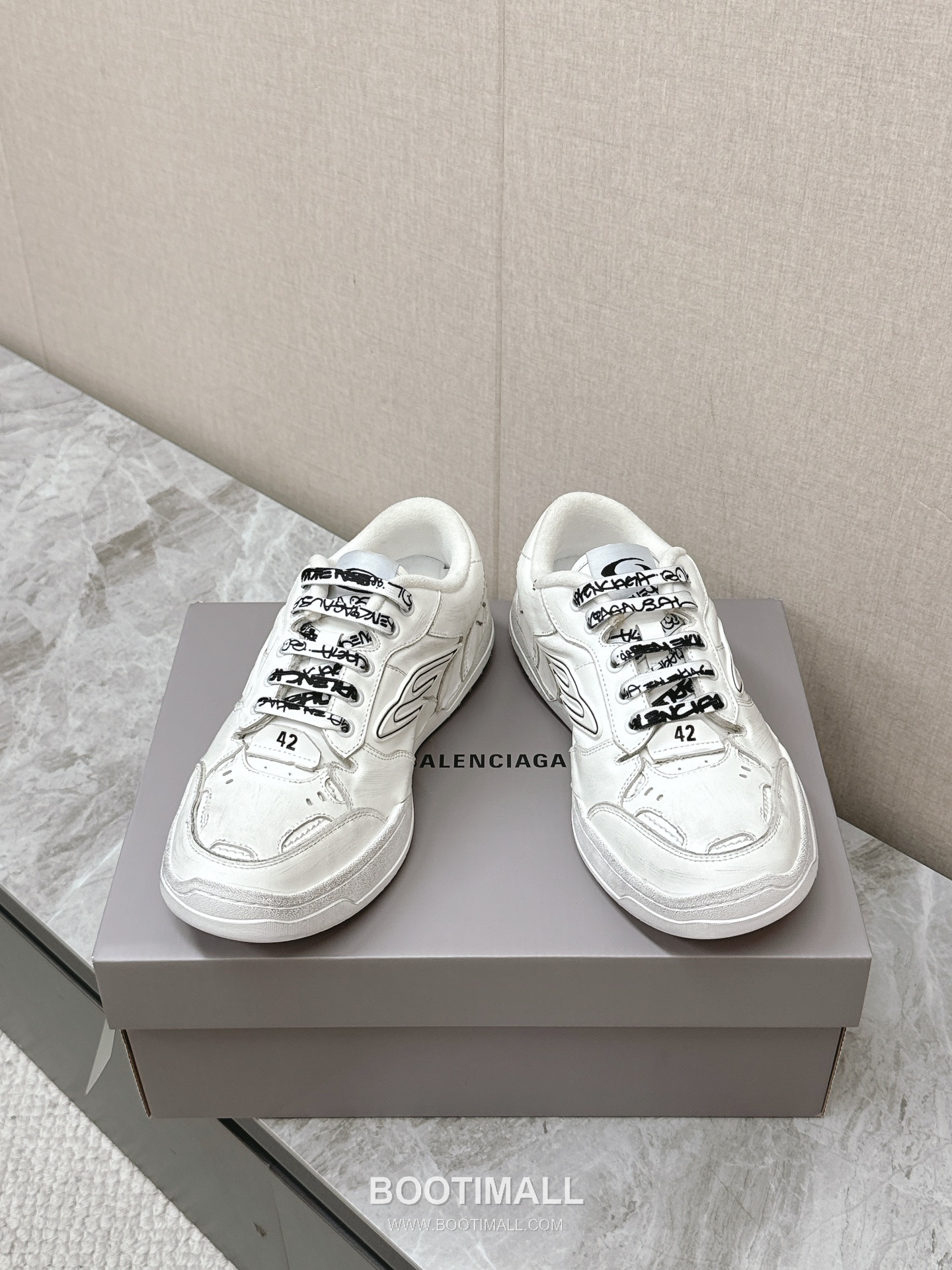 Balenciaga Hamptons Leather Distressed Chunky Sneakers 발렌시아가 햄튼스 레더 디스트레스드 청키 스니커즈 5