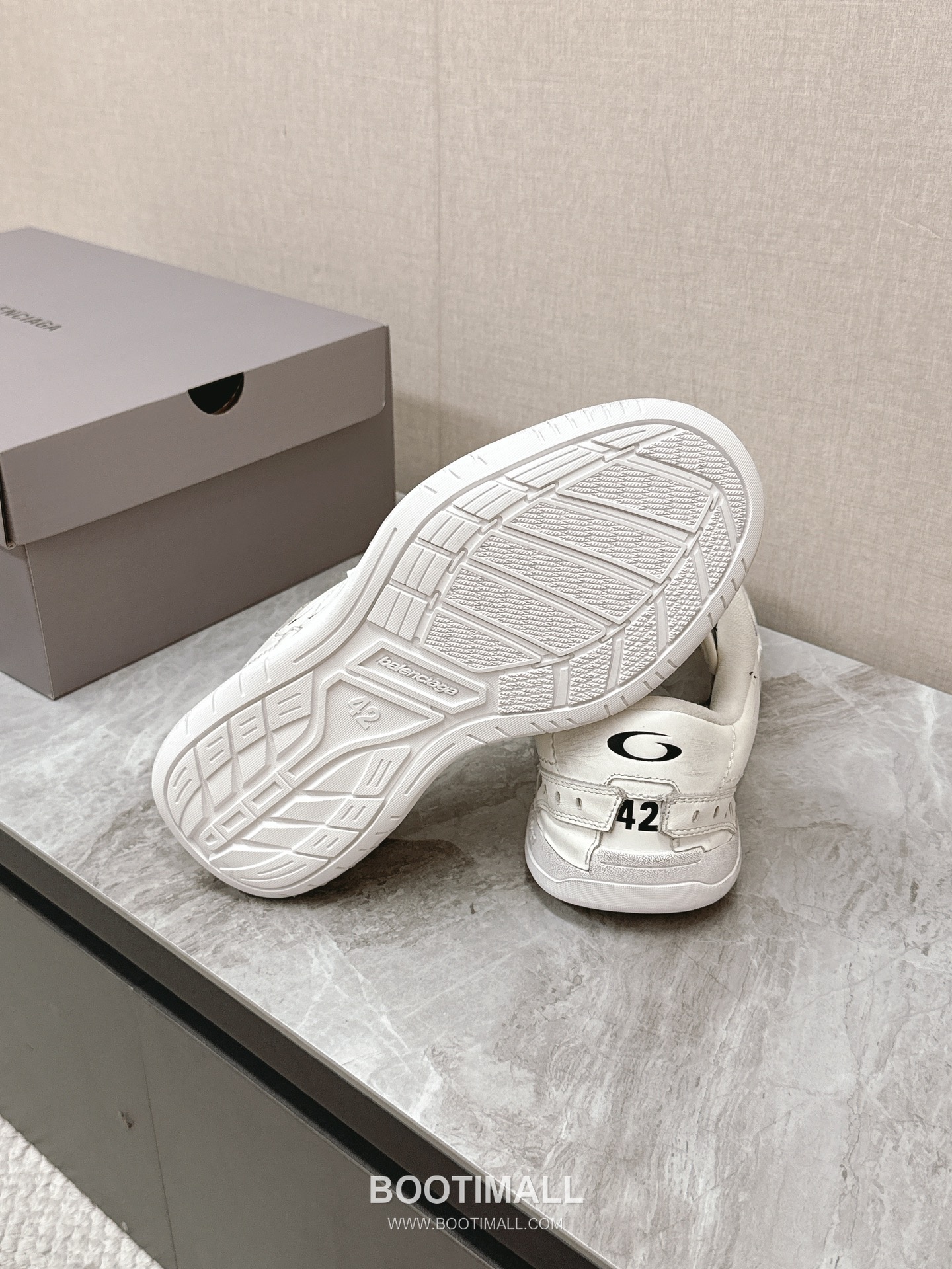 Balenciaga Hamptons Leather Distressed Chunky Sneakers 발렌시아가 햄튼스 레더 디스트레스드 청키 스니커즈 9