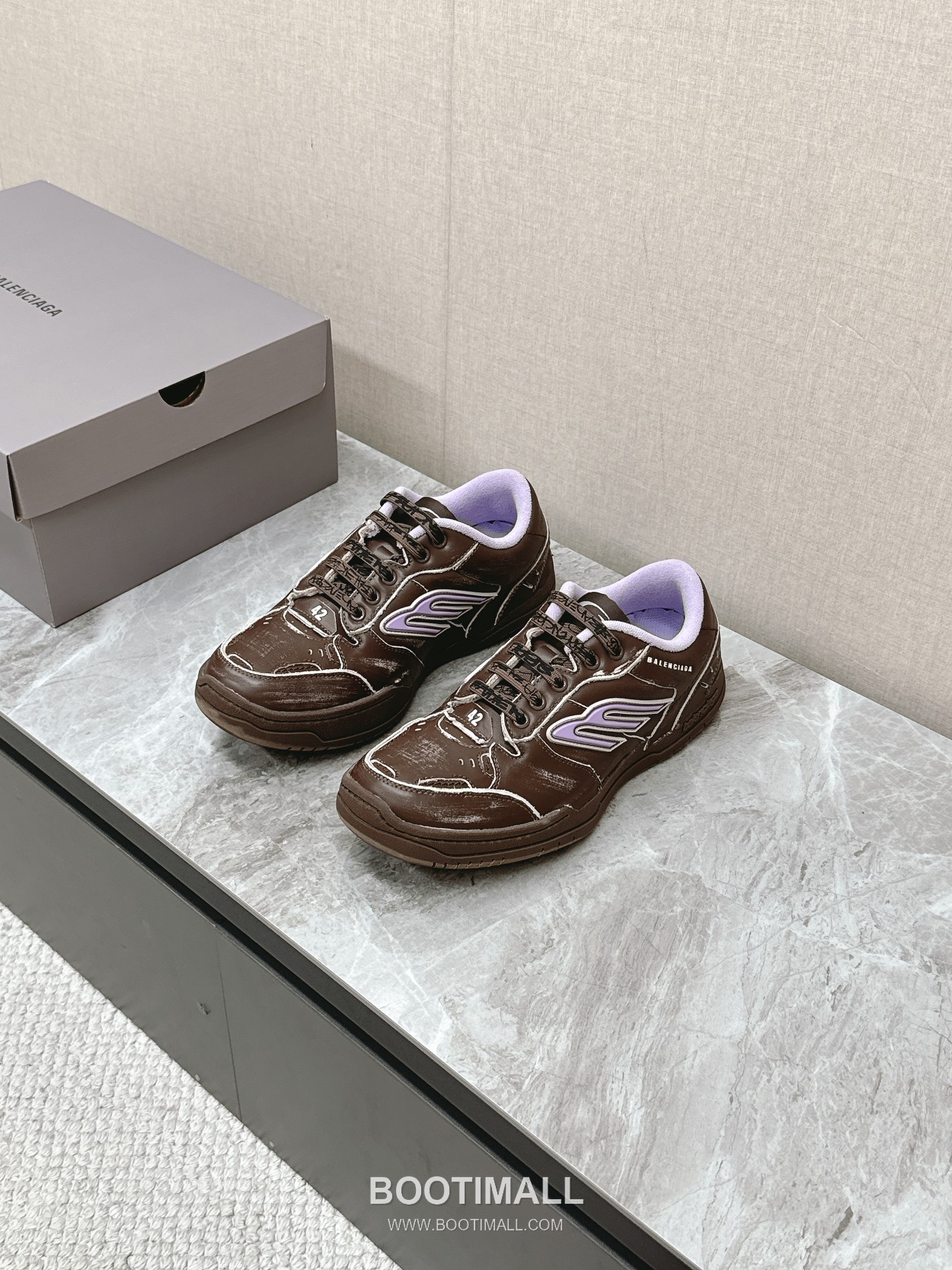 Balenciaga Hamptons Leather Distressed Chunky Sneakers 발렌시아가 햄튼스 레더 디스트레스드 청키 스니커즈 1