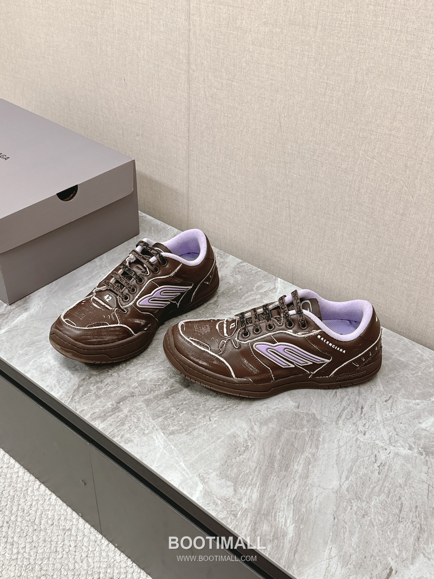 Balenciaga Hamptons Leather Distressed Chunky Sneakers 발렌시아가 햄튼스 레더 디스트레스드 청키 스니커즈 2