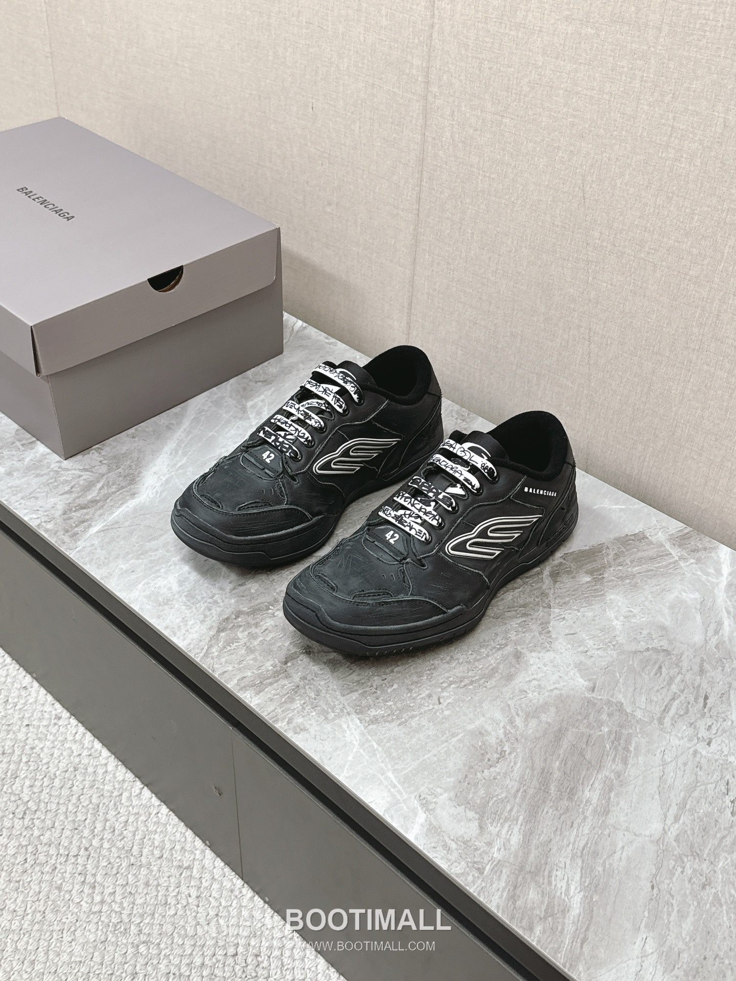 Balenciaga Hamptons Leather Distressed Chunky Sneakers 발렌시아가 햄튼스 레더 디스트레스드 청키 스니커즈 1