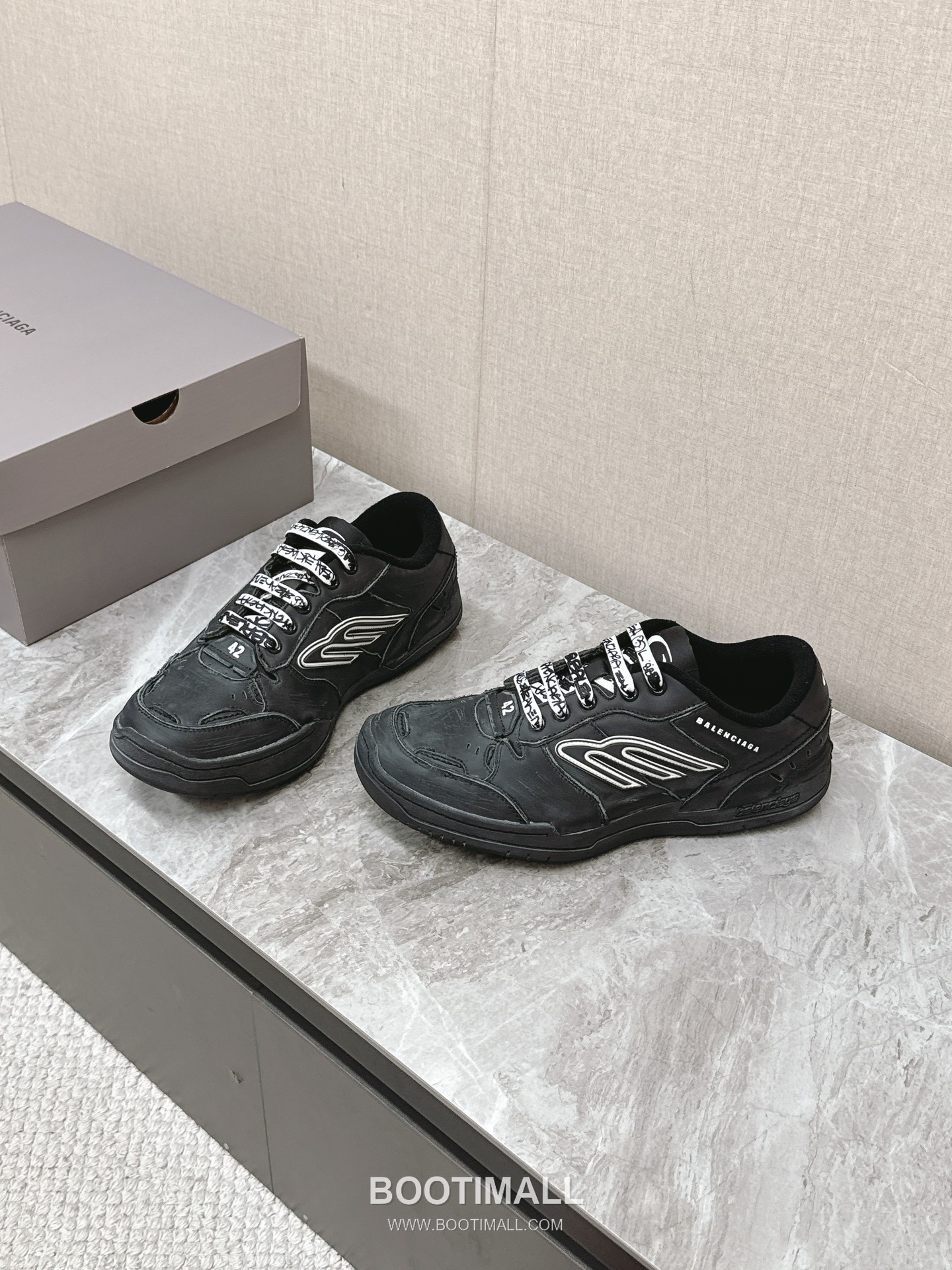 Balenciaga Hamptons Leather Distressed Chunky Sneakers 발렌시아가 햄튼스 레더 디스트레스드 청키 스니커즈 2