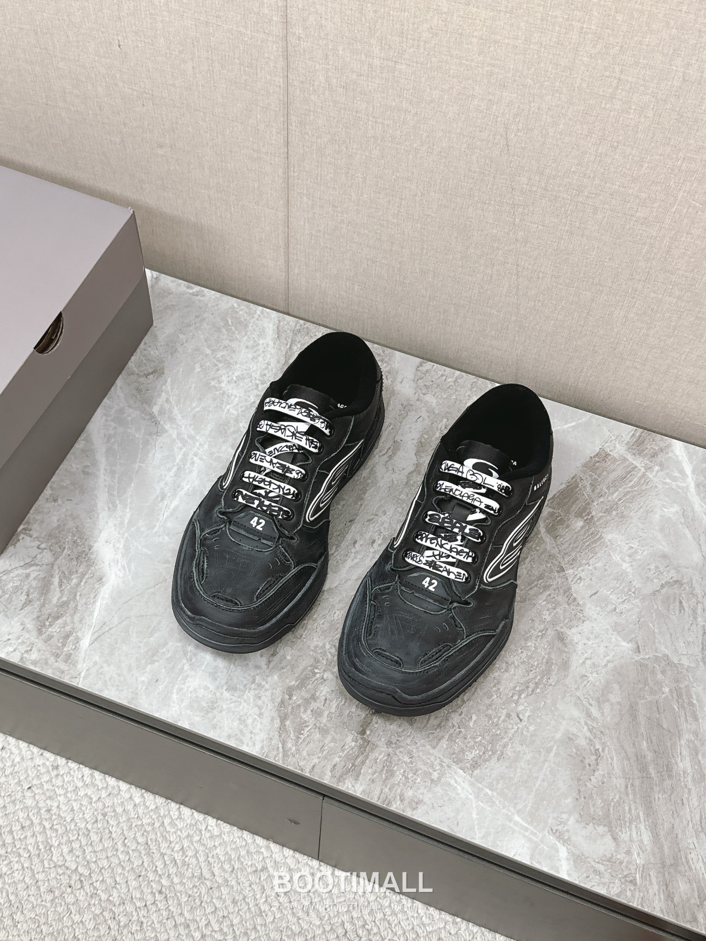 Balenciaga Hamptons Leather Distressed Chunky Sneakers 발렌시아가 햄튼스 레더 디스트레스드 청키 스니커즈 3