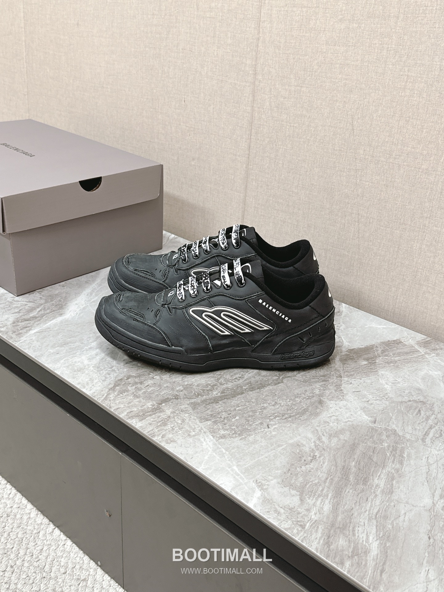 Balenciaga Hamptons Leather Distressed Chunky Sneakers 발렌시아가 햄튼스 레더 디스트레스드 청키 스니커즈 4